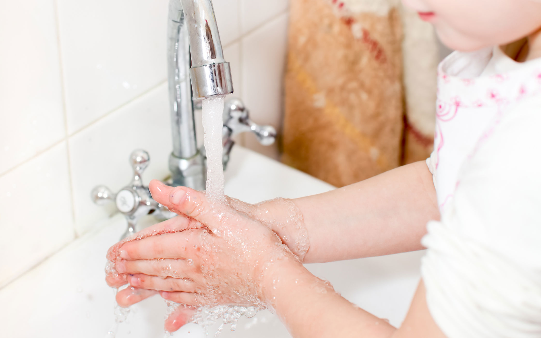 Barn vasker hænder