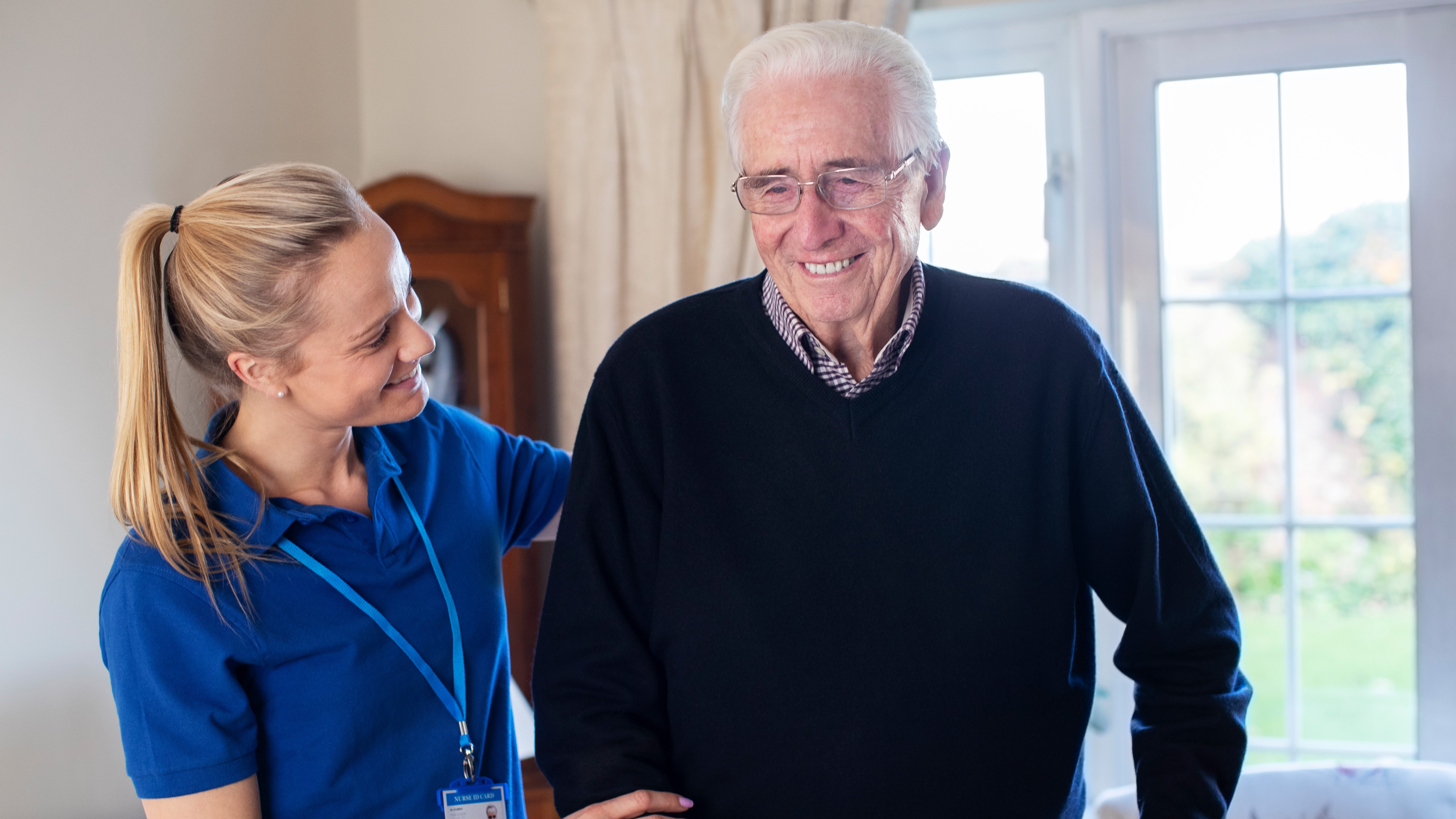 Ældre mand får hjælp af SOSU personale