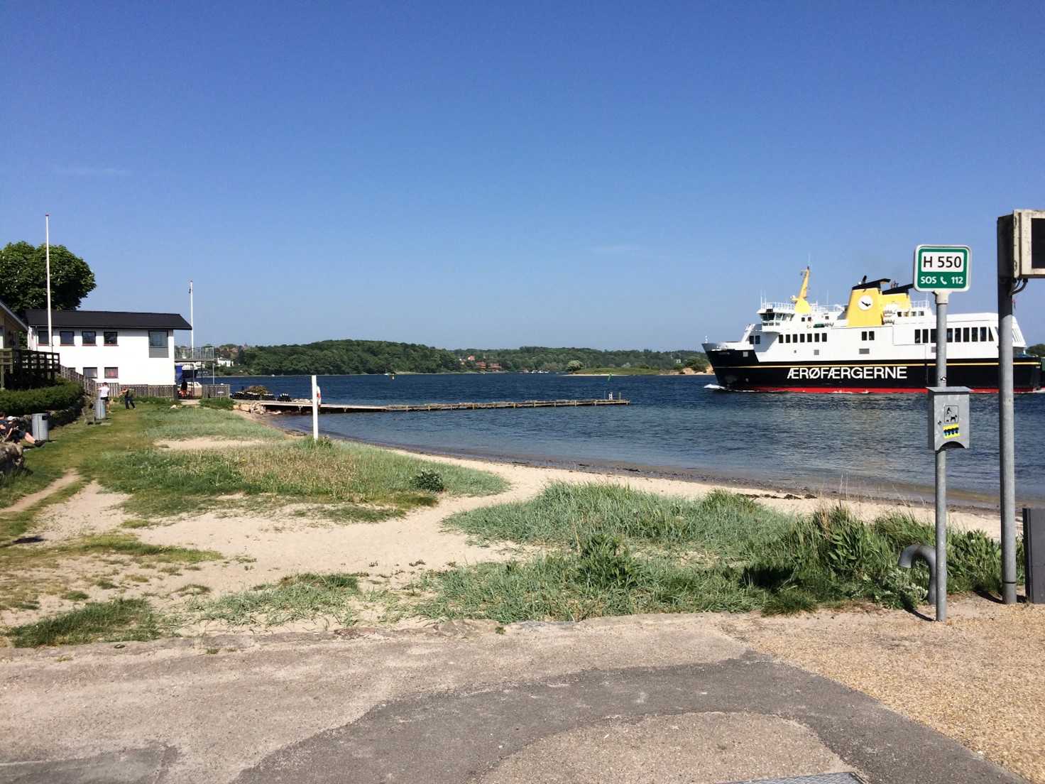Færgegården strand strækker sig fra lystbådehavnen ved Otto Ruds Vej og ca. 70 m mod nordøst.