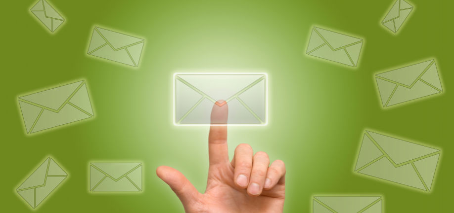 man ser en hænd der trykker på en konvolut. og der er flere konvolutter det flyver omkring i rummet