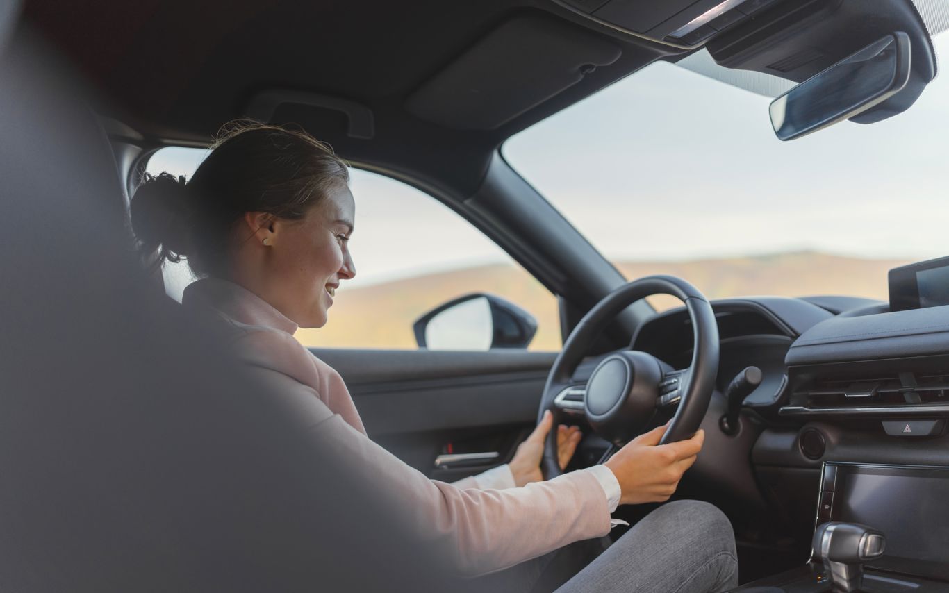 Kvinde kører bil