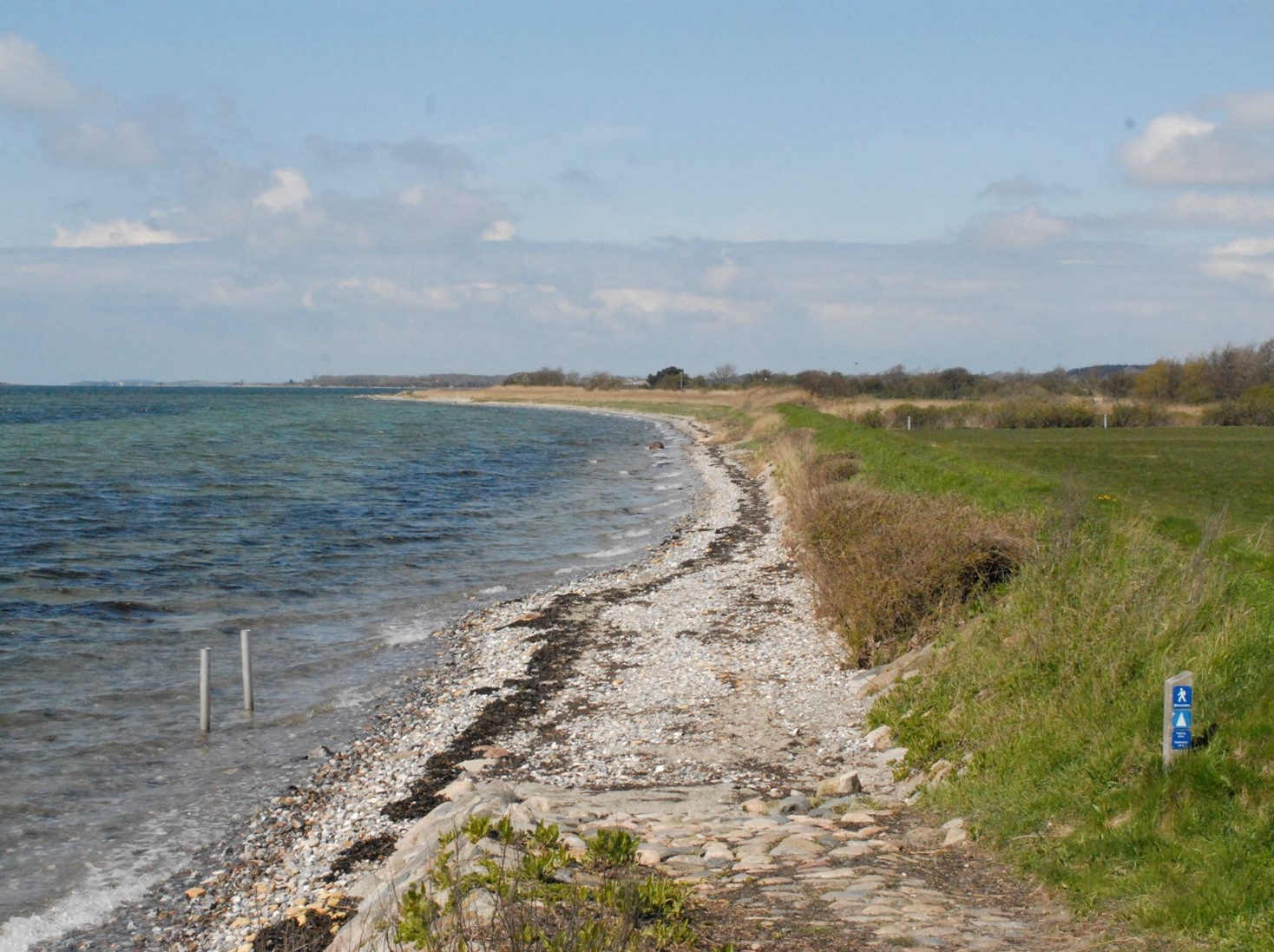 Langemark Strand ligger uden for bymæssig bebyggelse ud til Det Sydfynske Øhav.