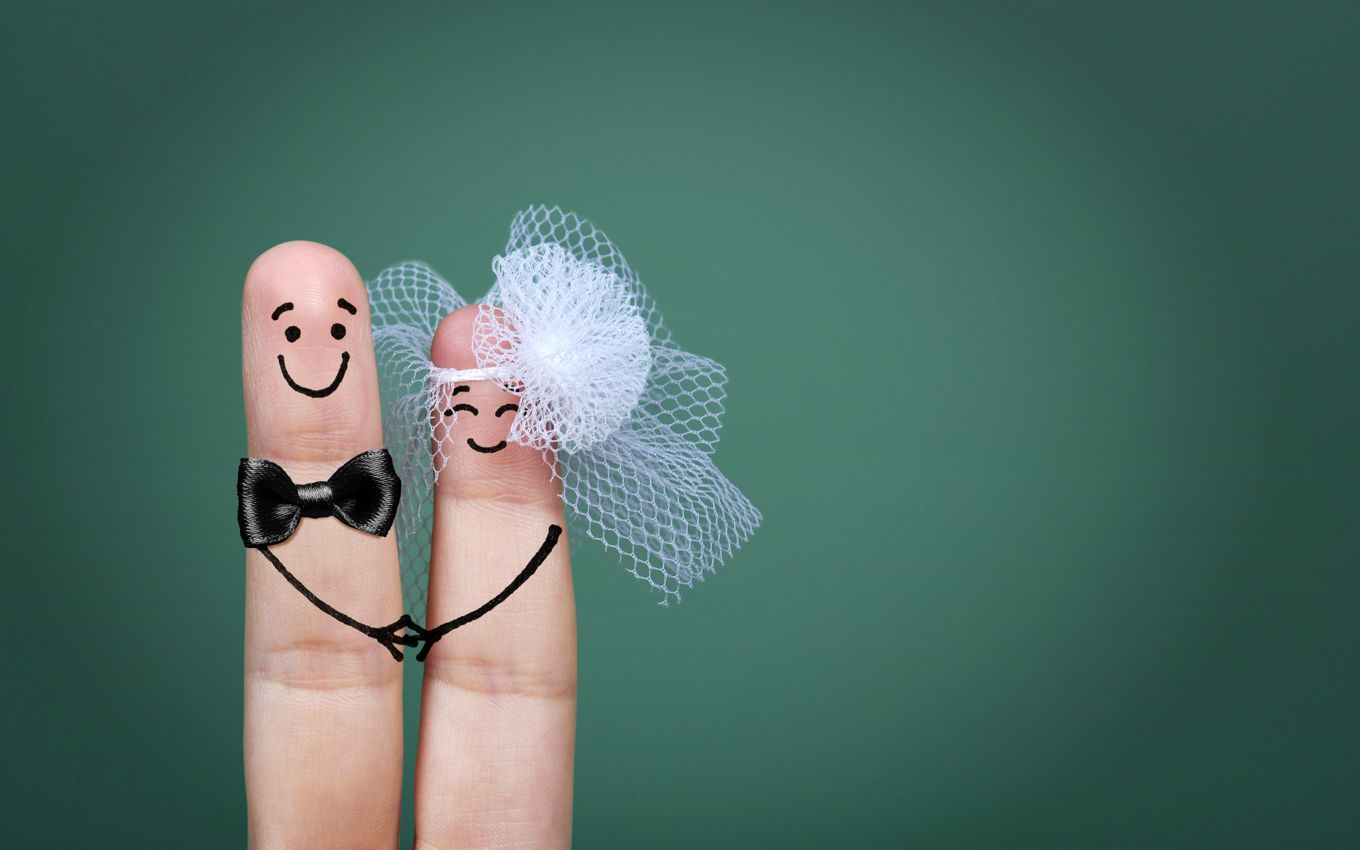 To fingre klædt som brudepar