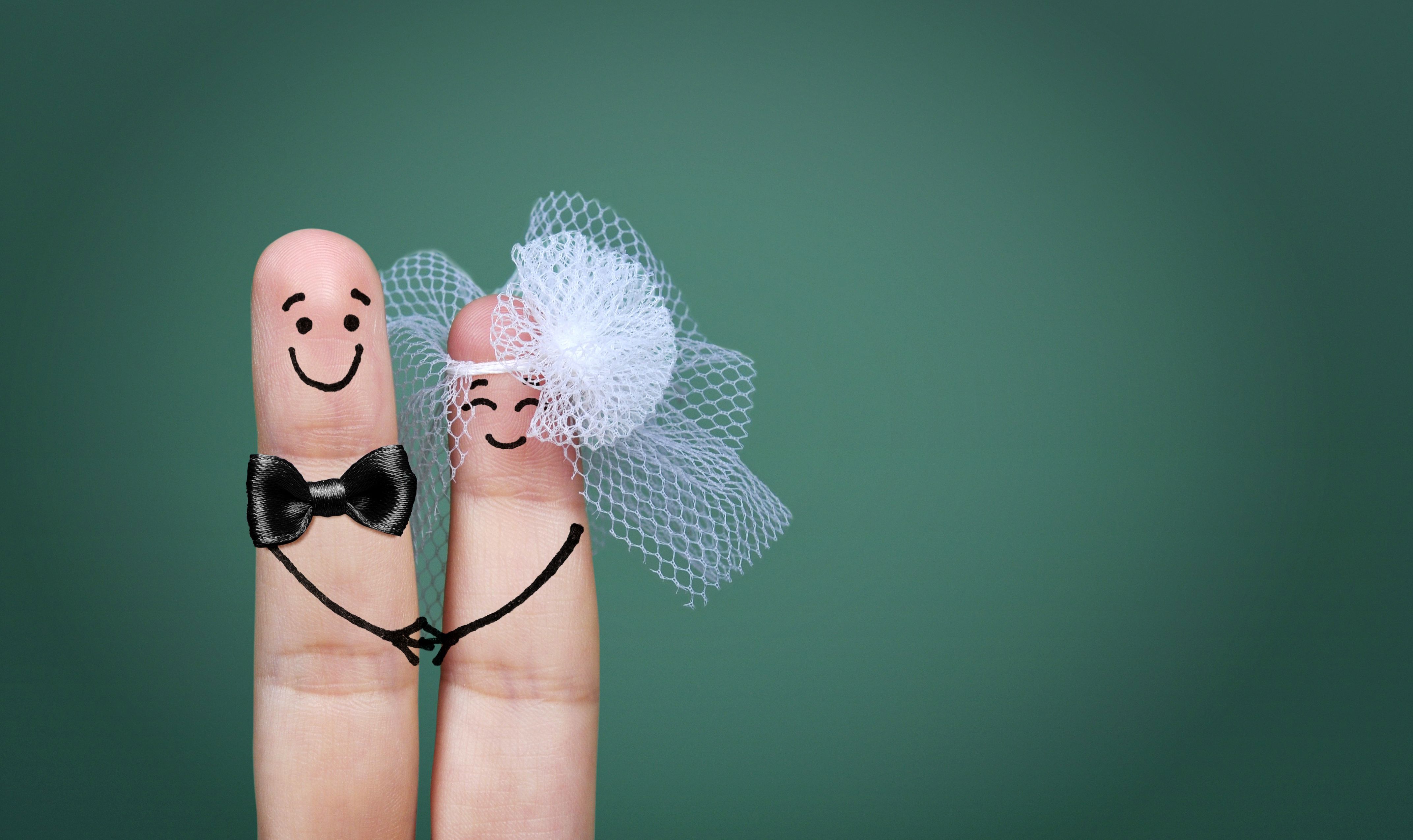 To fingre klædt som brudepar