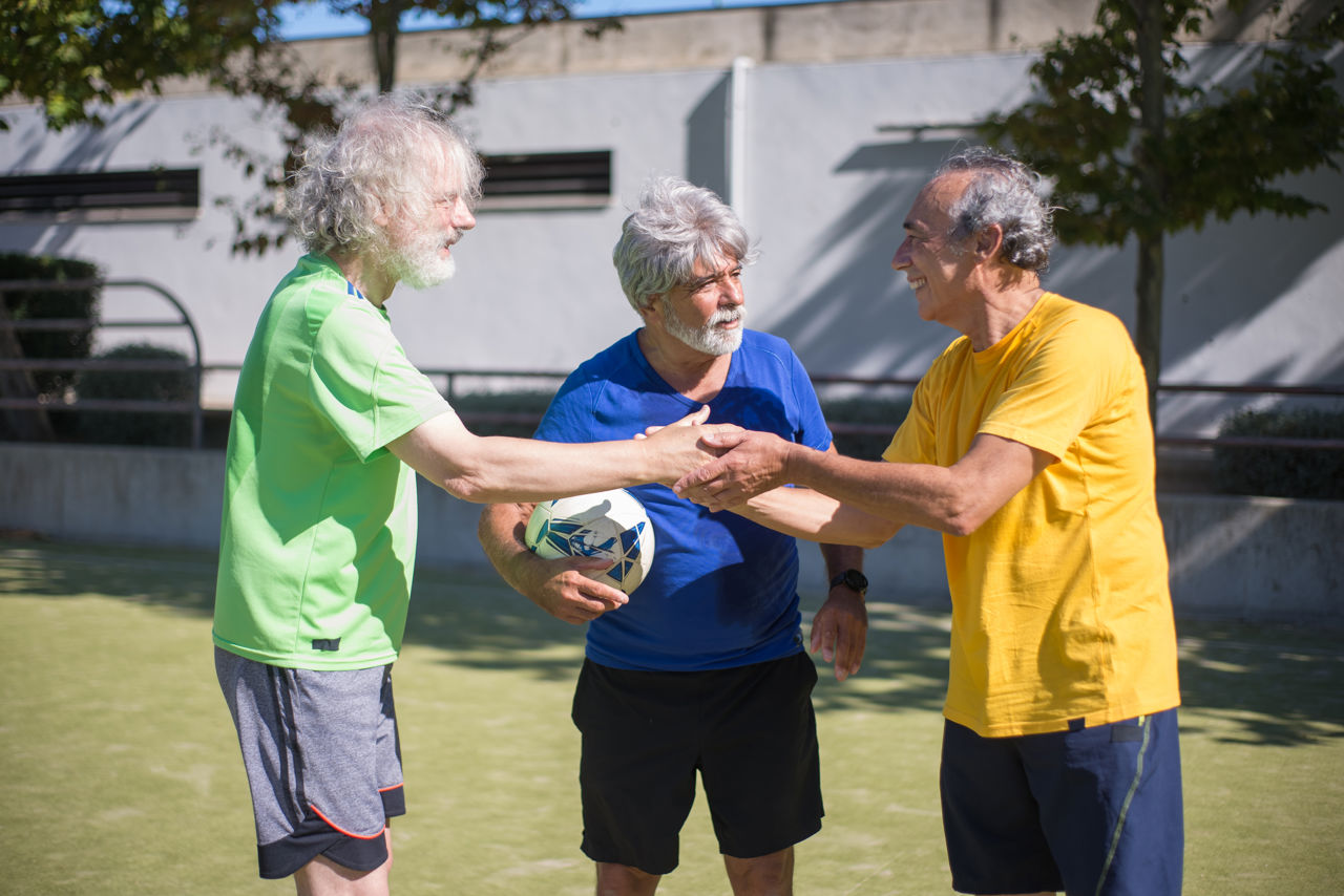Ældre mænd spiller fodbold