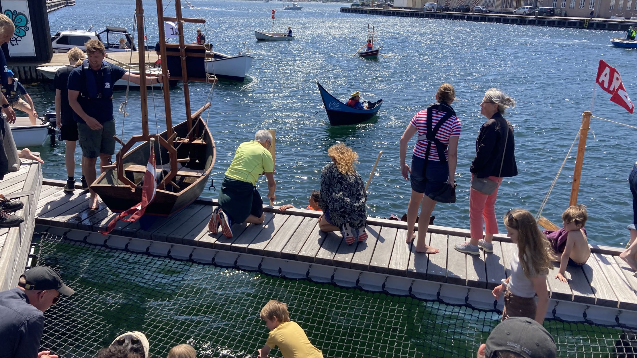 Jolleregatte Og Børn På Broer