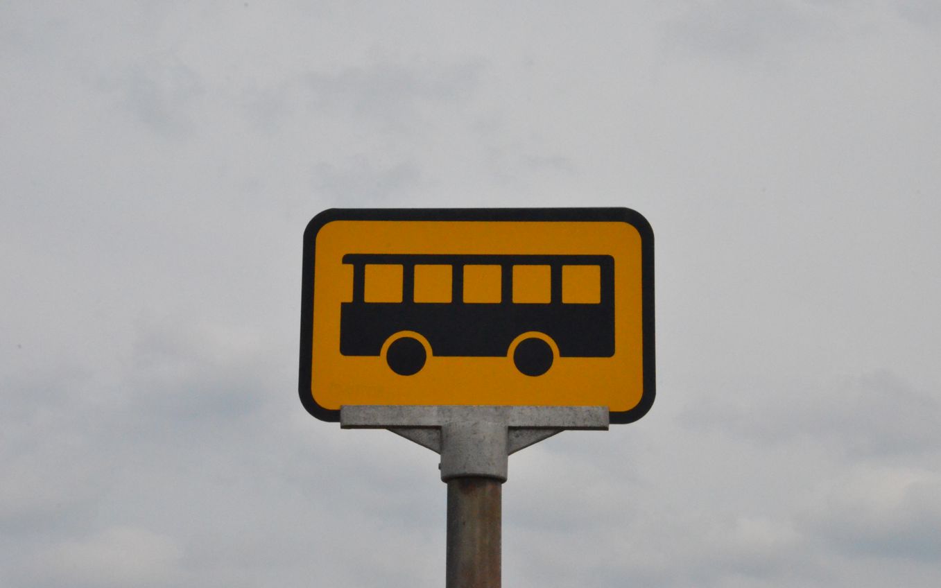 Gult skilt til busstop
