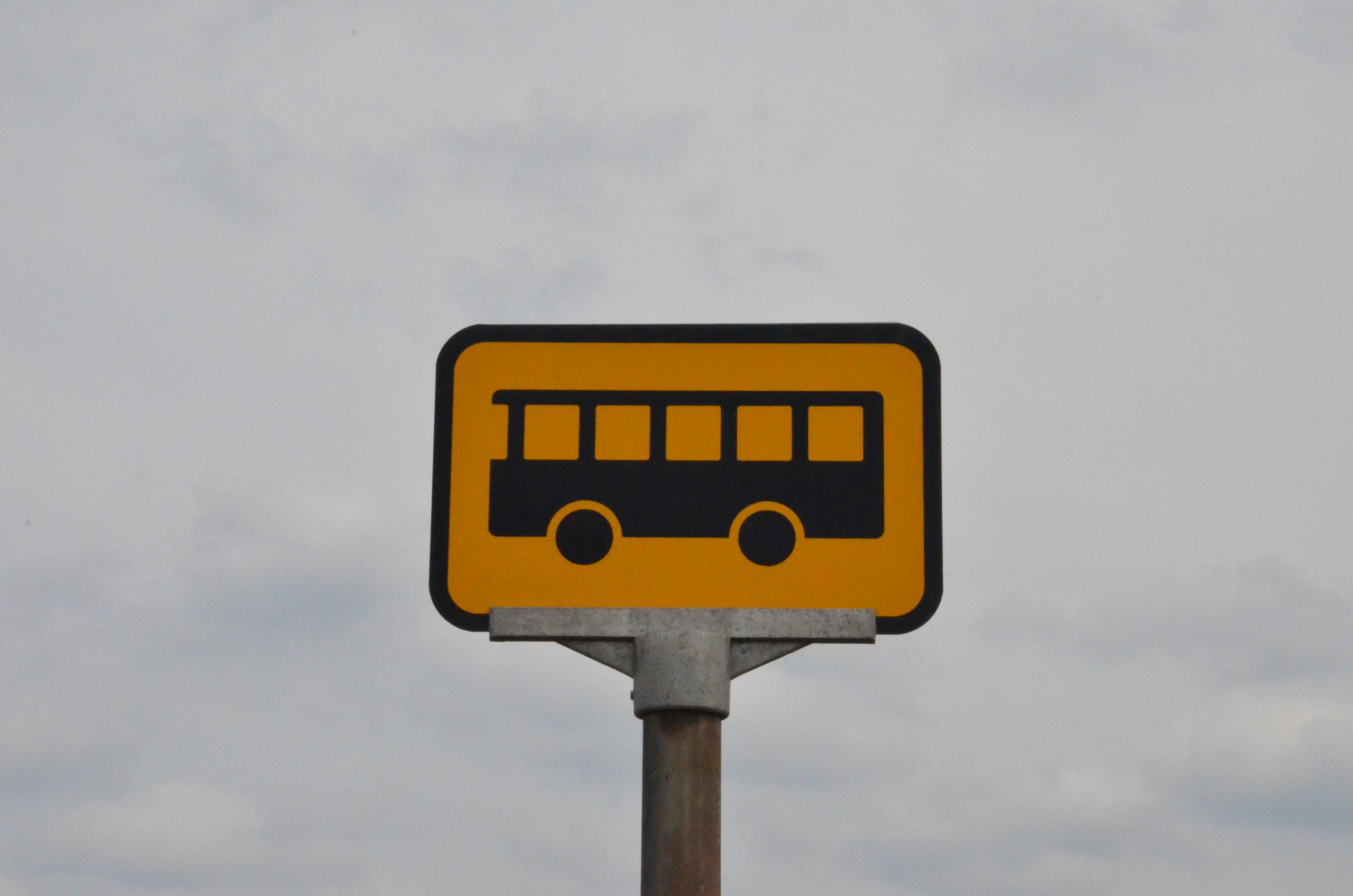Gult skilt til busstop