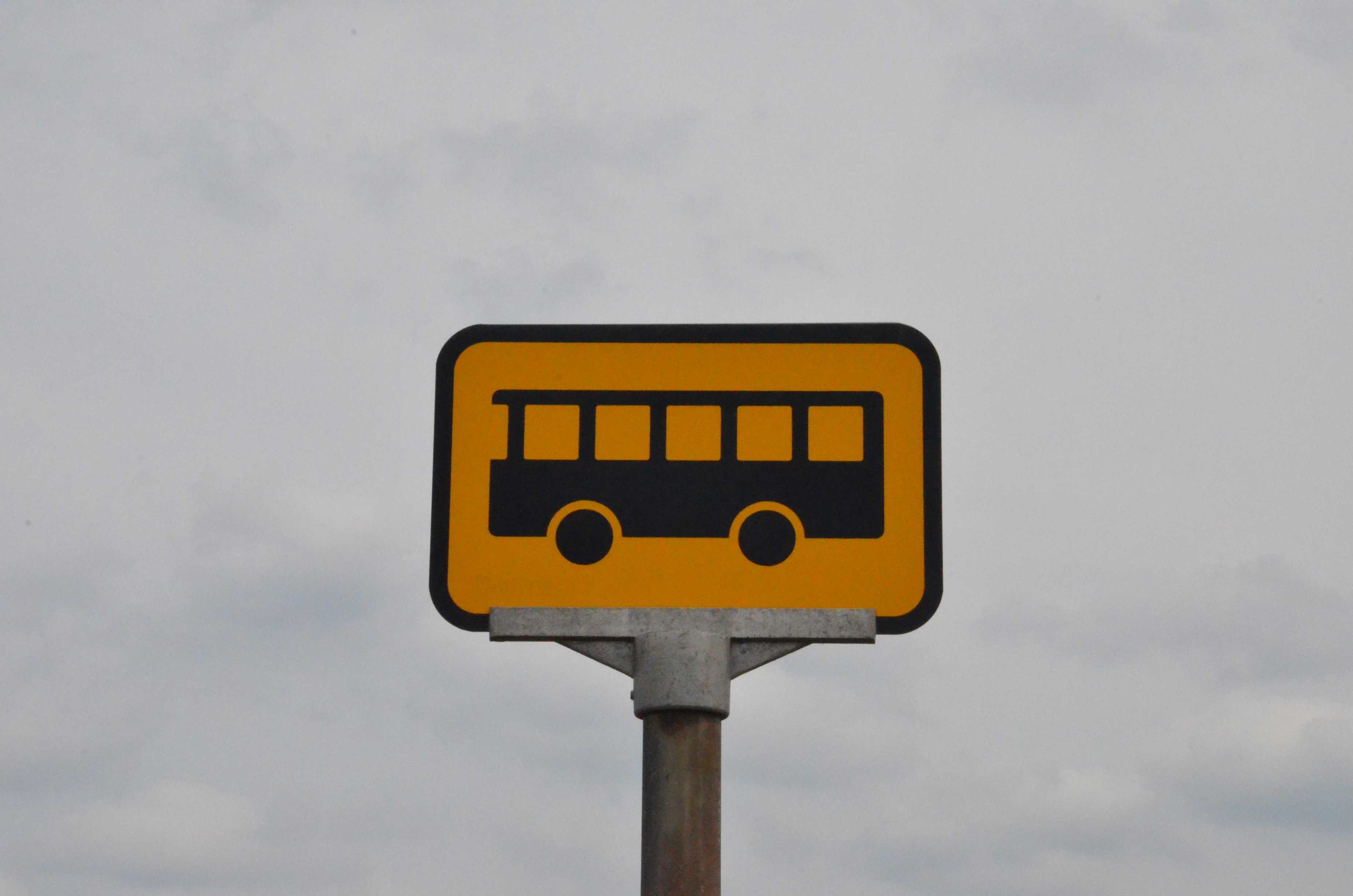 Gult skilt til busstop