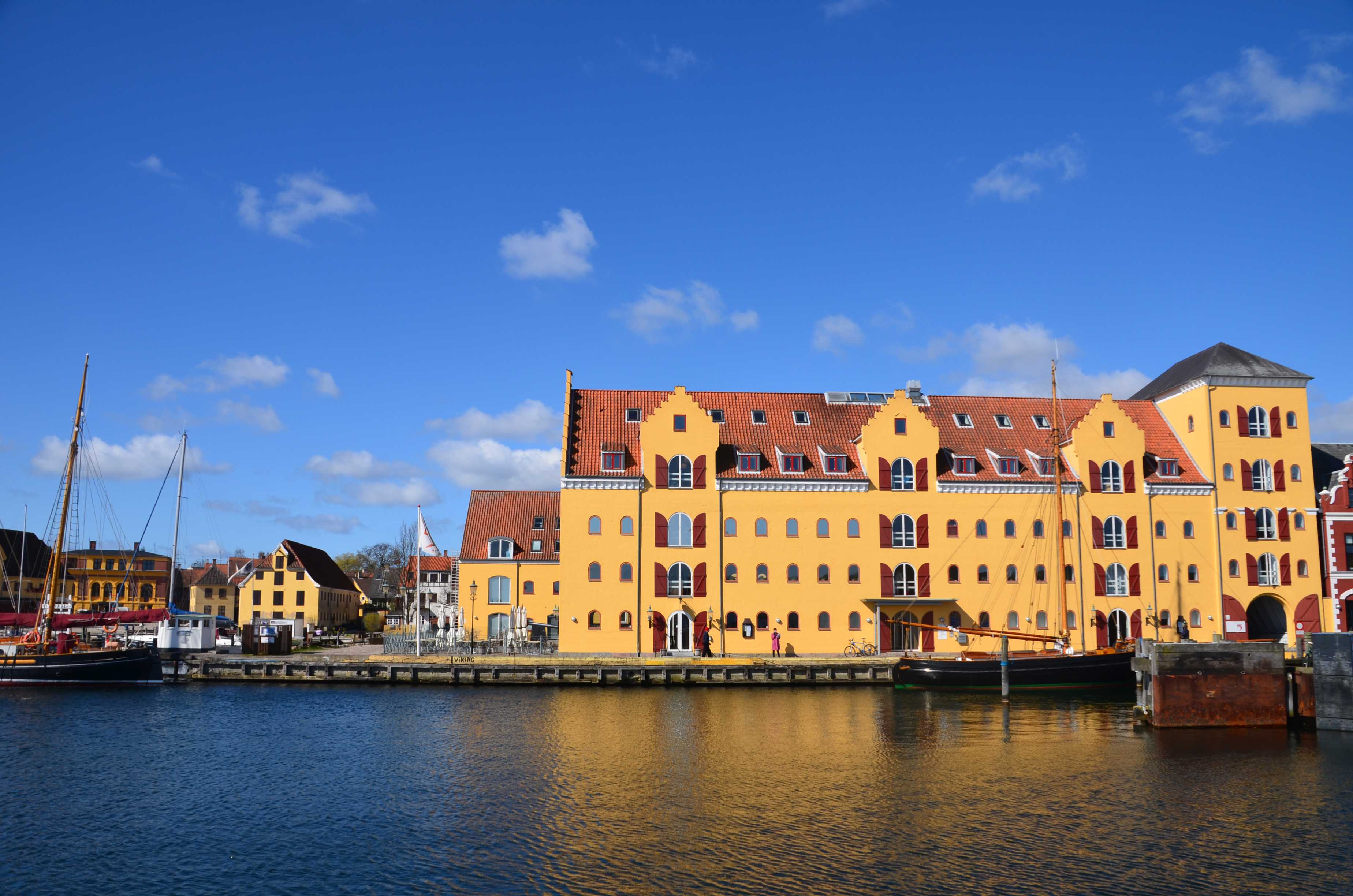 Gult pakhus bygning som er moderniseret til kontor og bolig