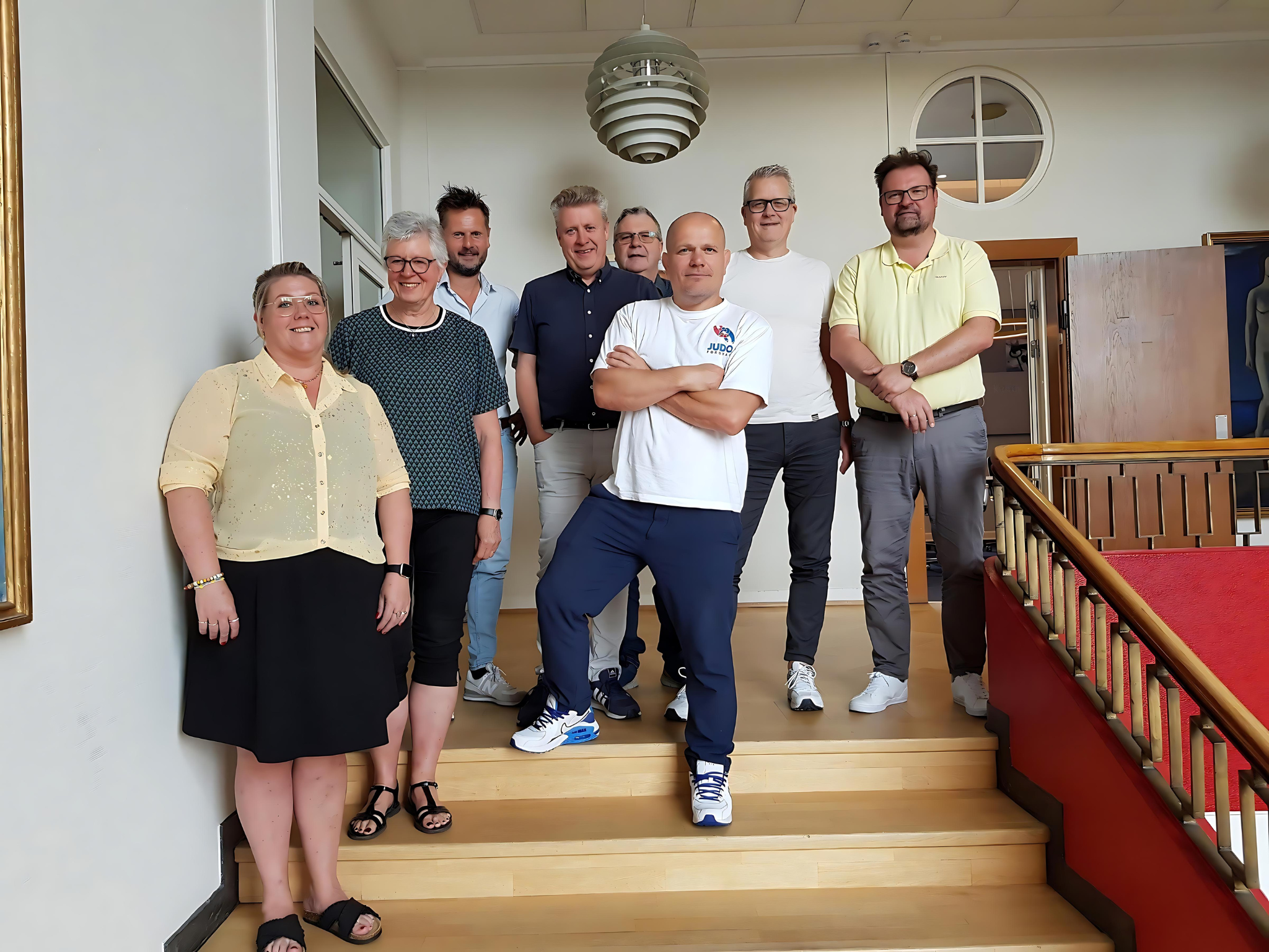 En gruppe mennesker, der står på en trappe