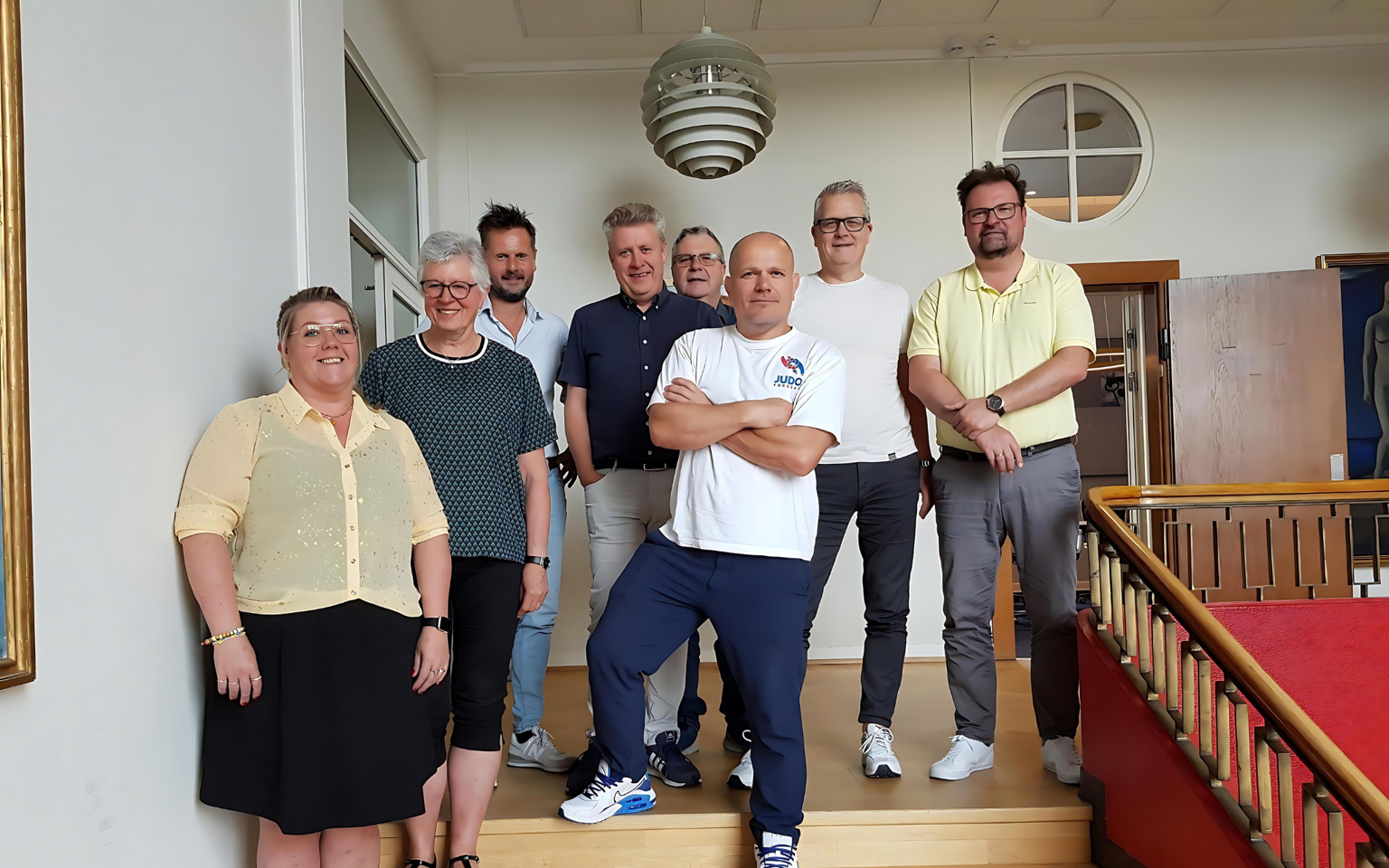 En gruppe mennesker, der står på en trappe