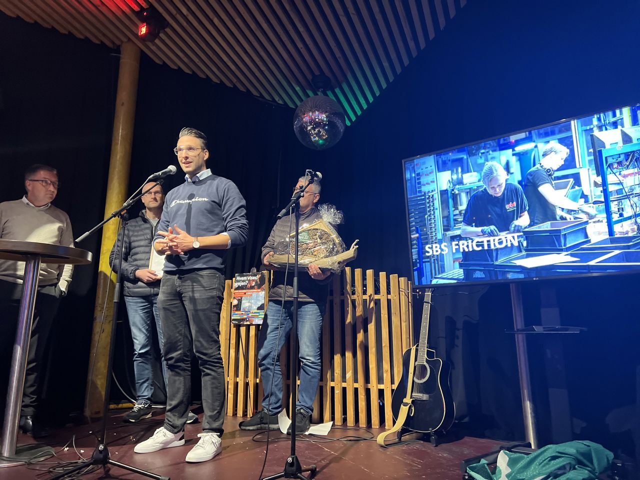 SBS Friction holder takketale, efter de har modtaget prisen i virksomhedskategorien i 2023.