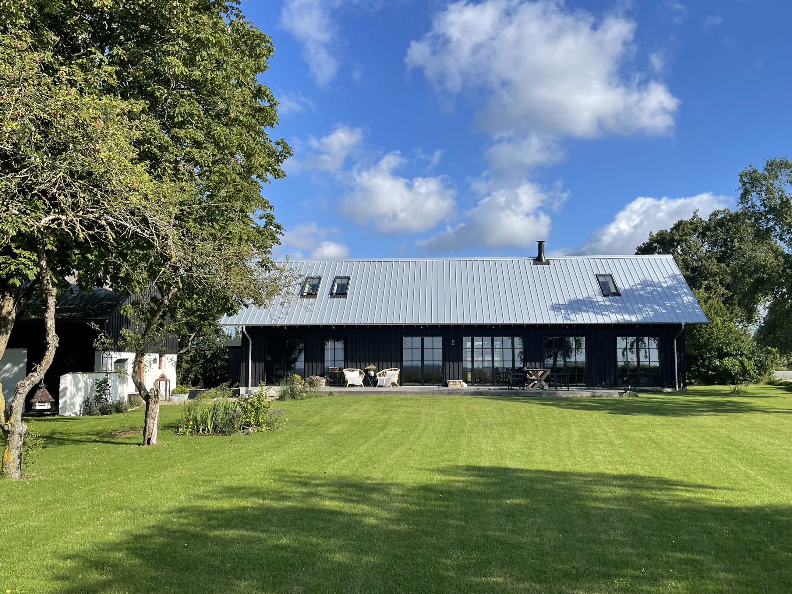 Den ene vinder af arkitekturprisen 2024, et nyopført landsted i Vester Skerninge beklædt med sort træ.
