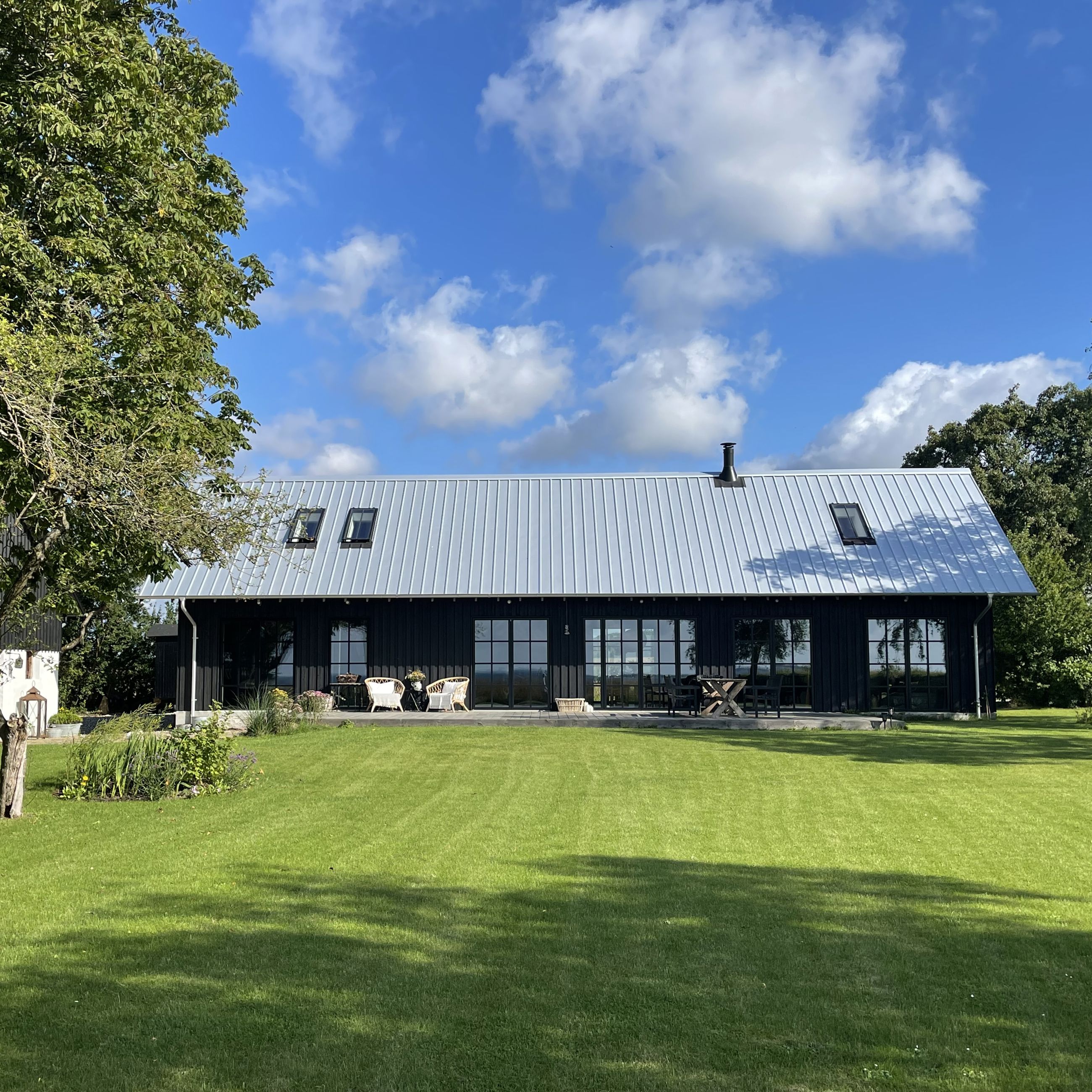 Den ene vinder af arkitekturprisen 2024, et nyopført landsted i Vester Skerninge beklædt med sort træ.
