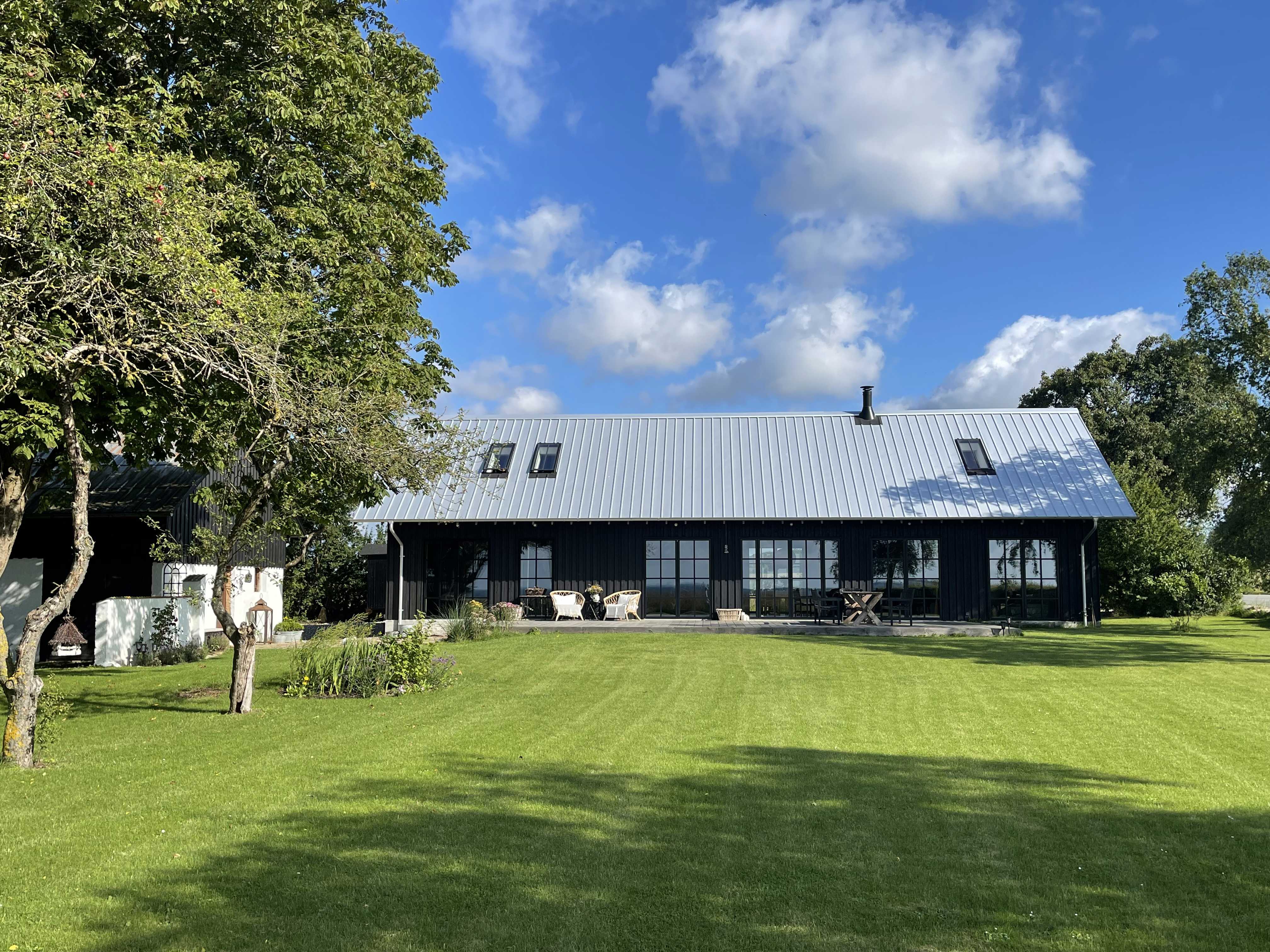 Den ene vinder af arkitekturprisen 2024, et nyopført landsted i Vester Skerninge beklædt med sort træ.
