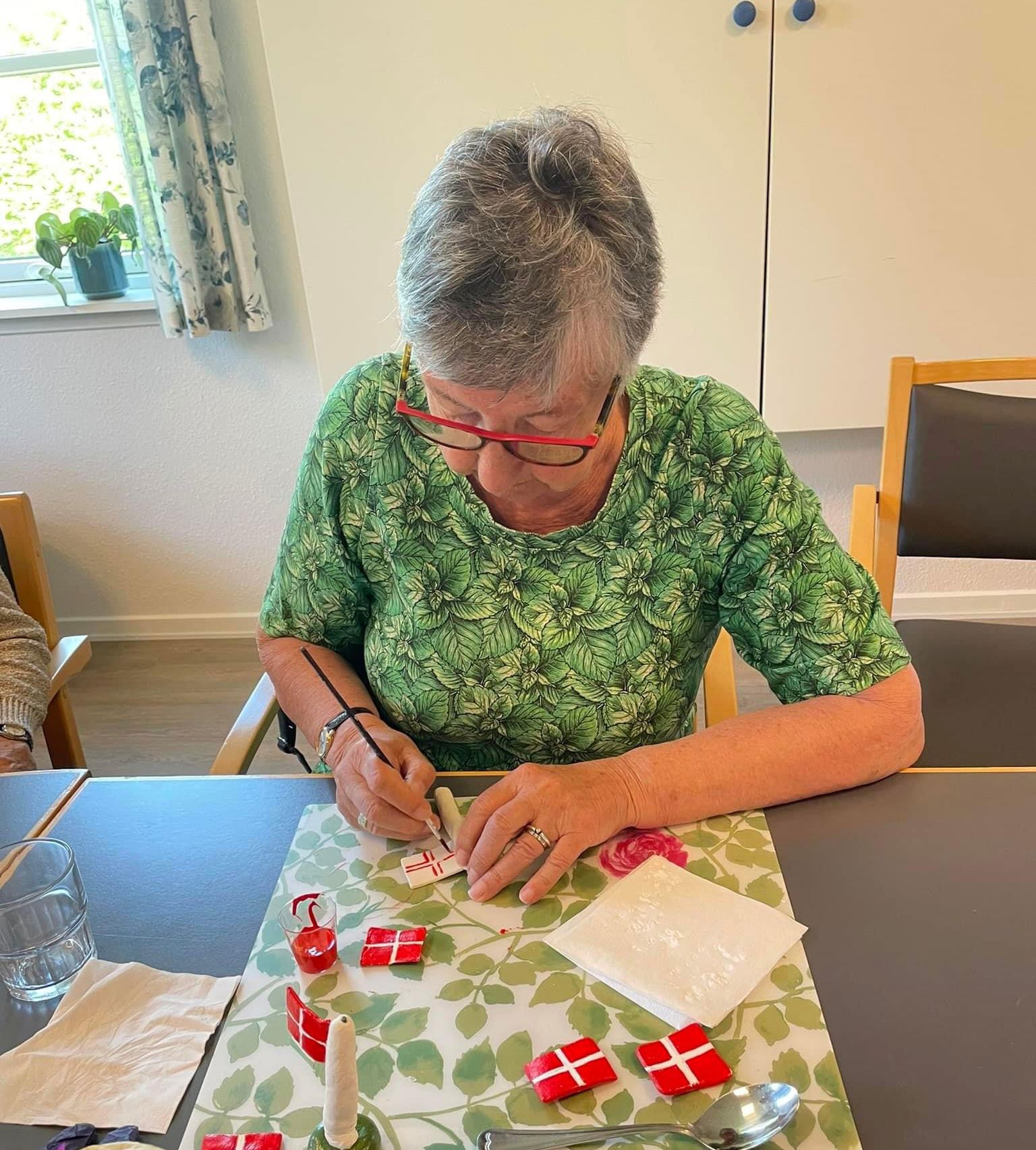 Ældre dame laver håndarbejde