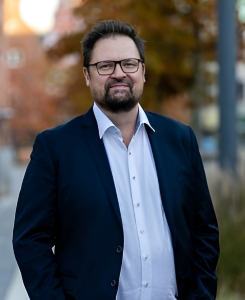 Mand i jakkesæt der smiler