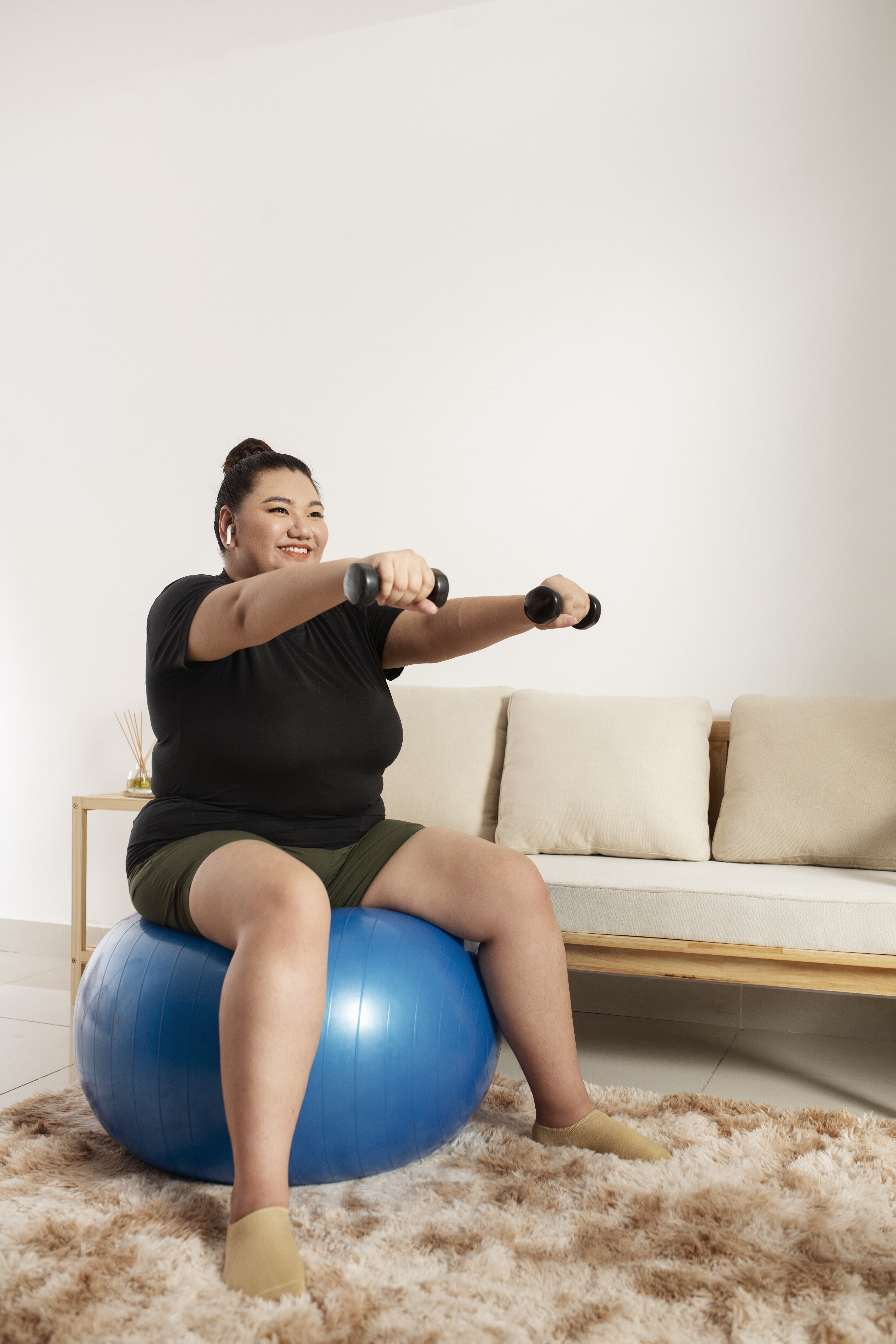 En kvinder træner på fysioball