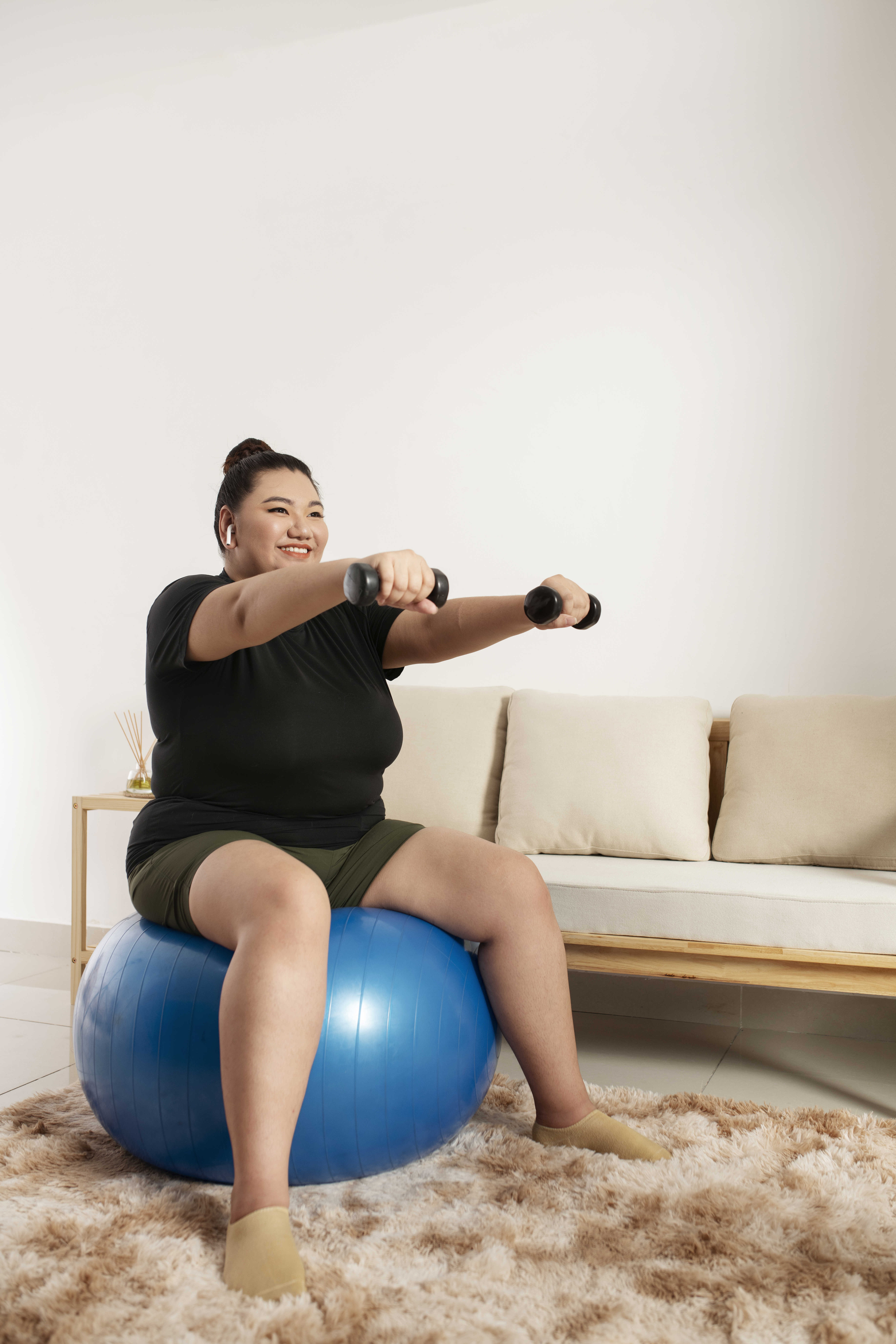 En kvinder træner på fysioball