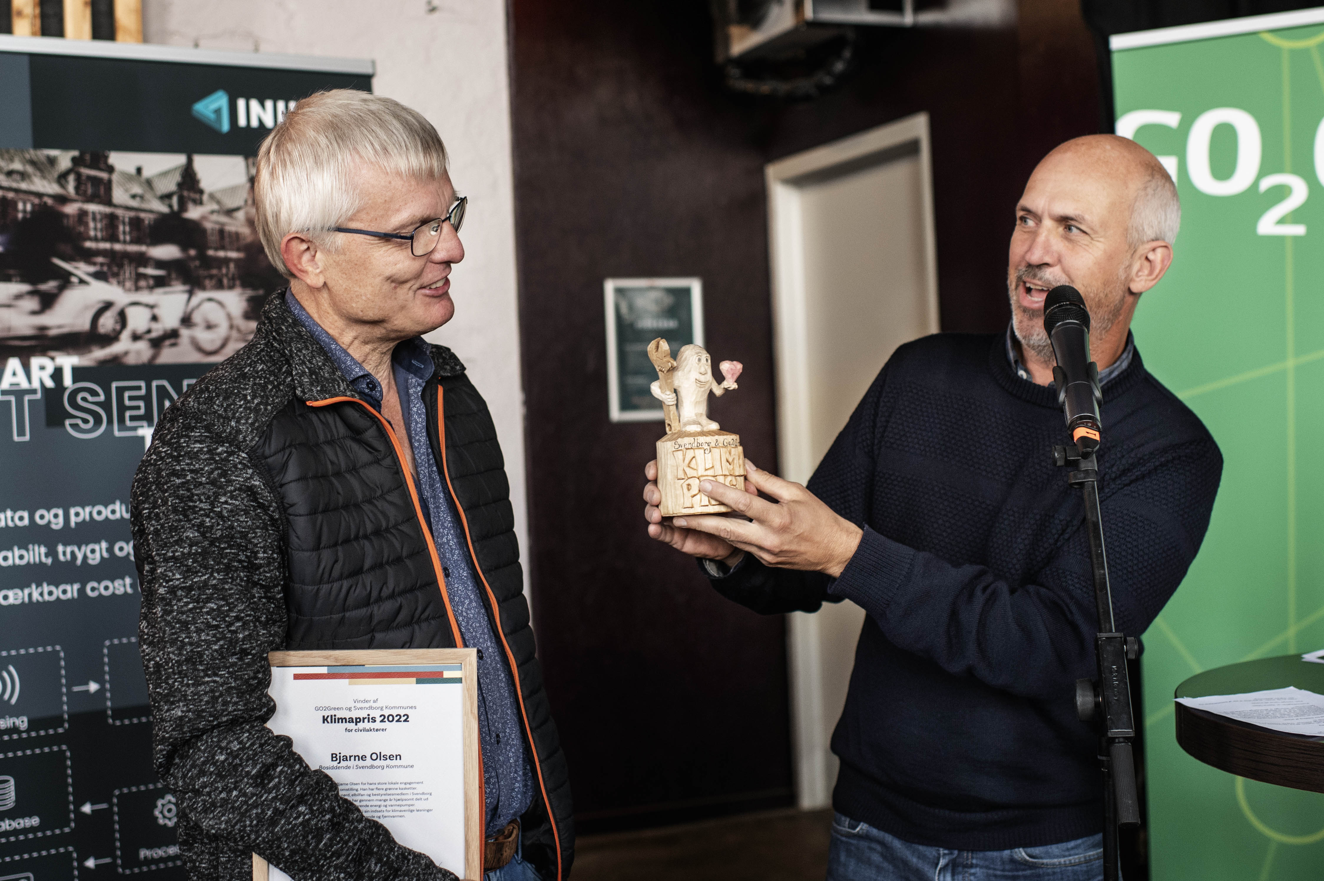 Bjarne Olsen får overrakt prisen af formand for Teknik- og Miljøudvalget Jesper Kiel
