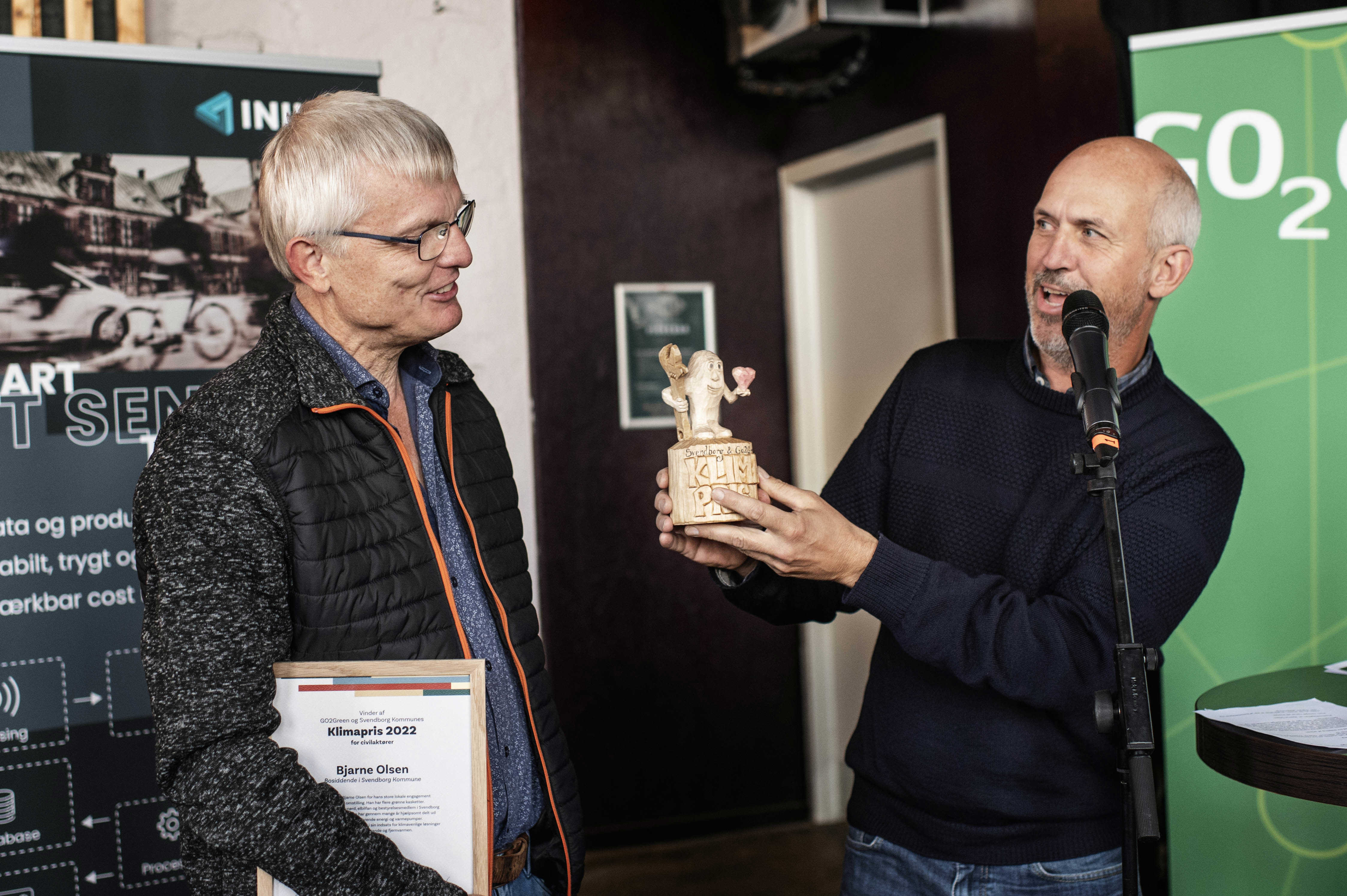 Bjarne Olsen får overrakt prisen af formand for Teknik- og Miljøudvalget Jesper Kiel