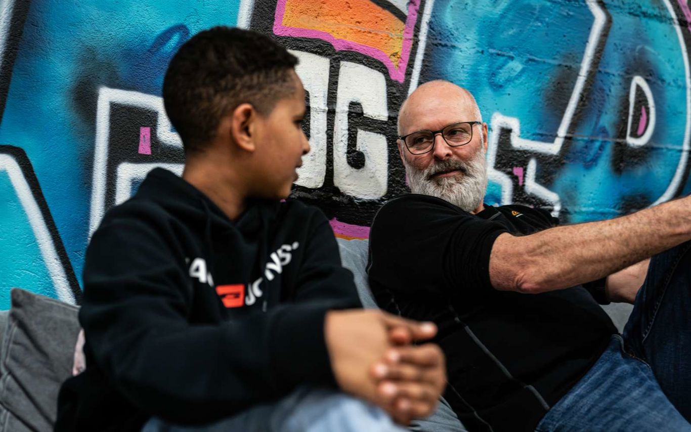 Samtale mellem ung og medarbejder på ungdomsskolen