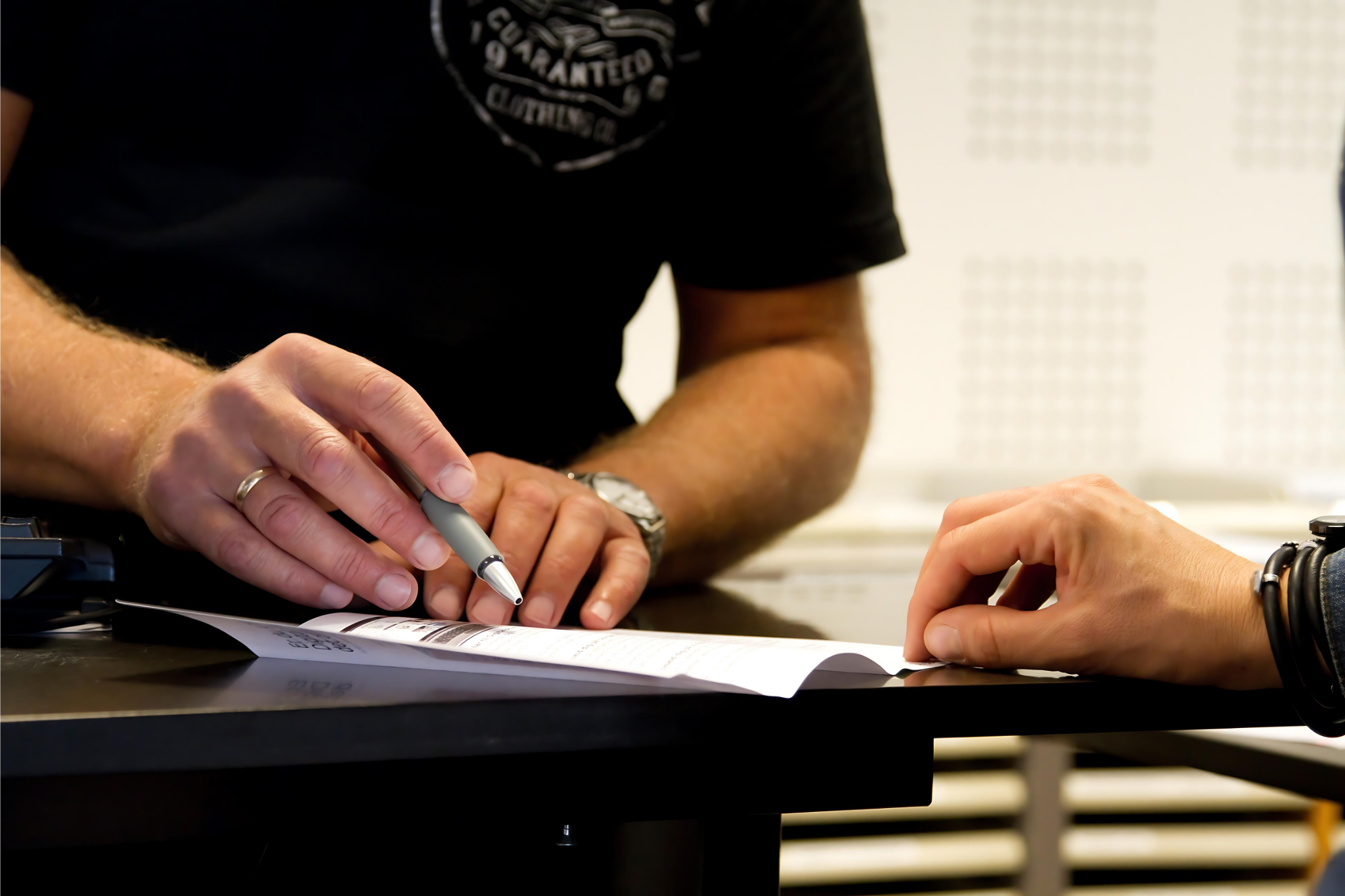 Mennesker, der underskriver dokumenter