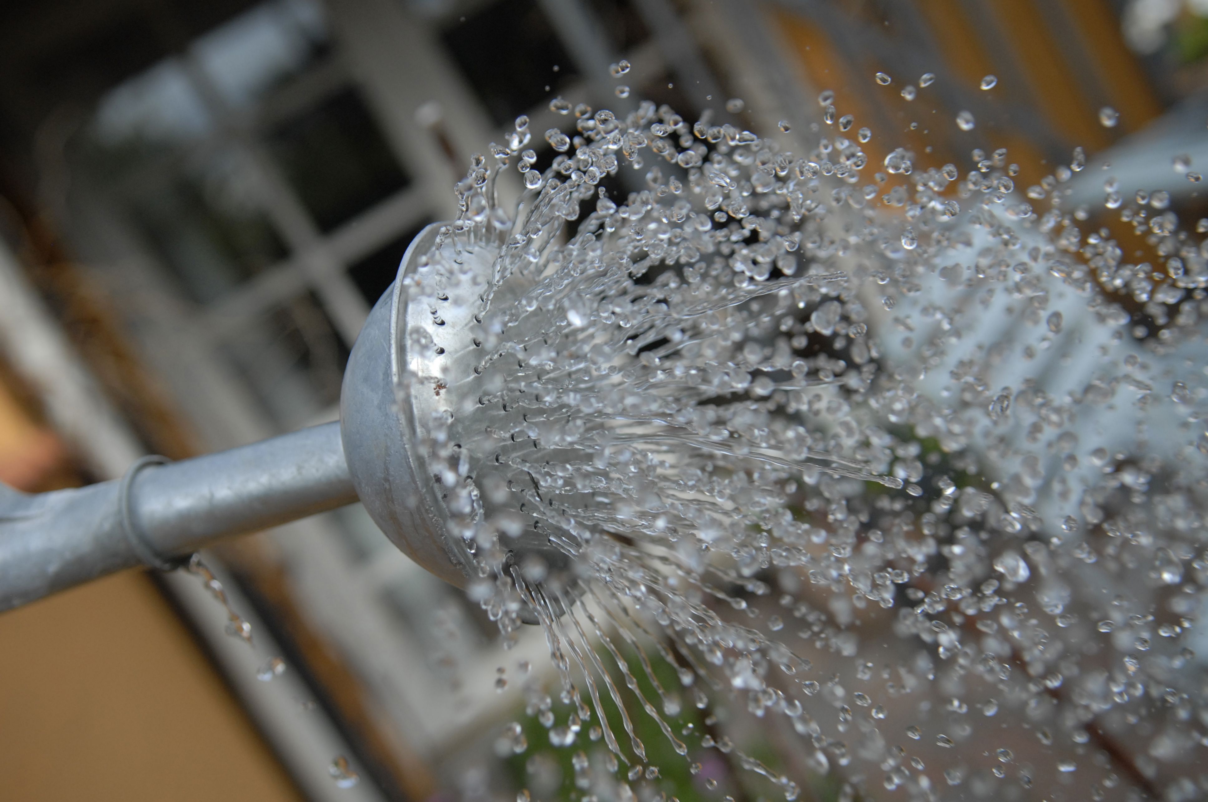 Tuden af en vandkande, hvor vandet bruser ud af