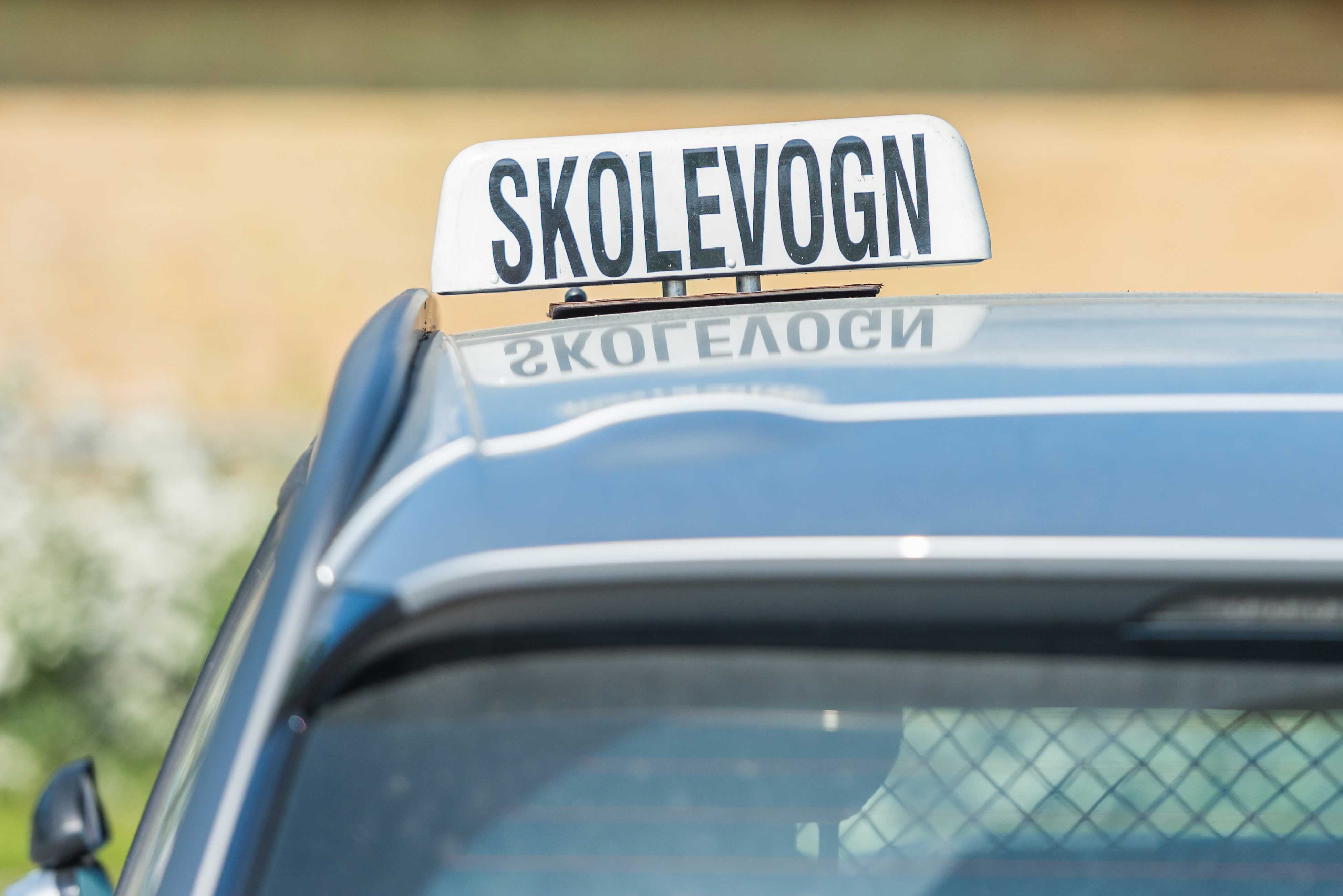 Bil med skolevogns skilt på taget