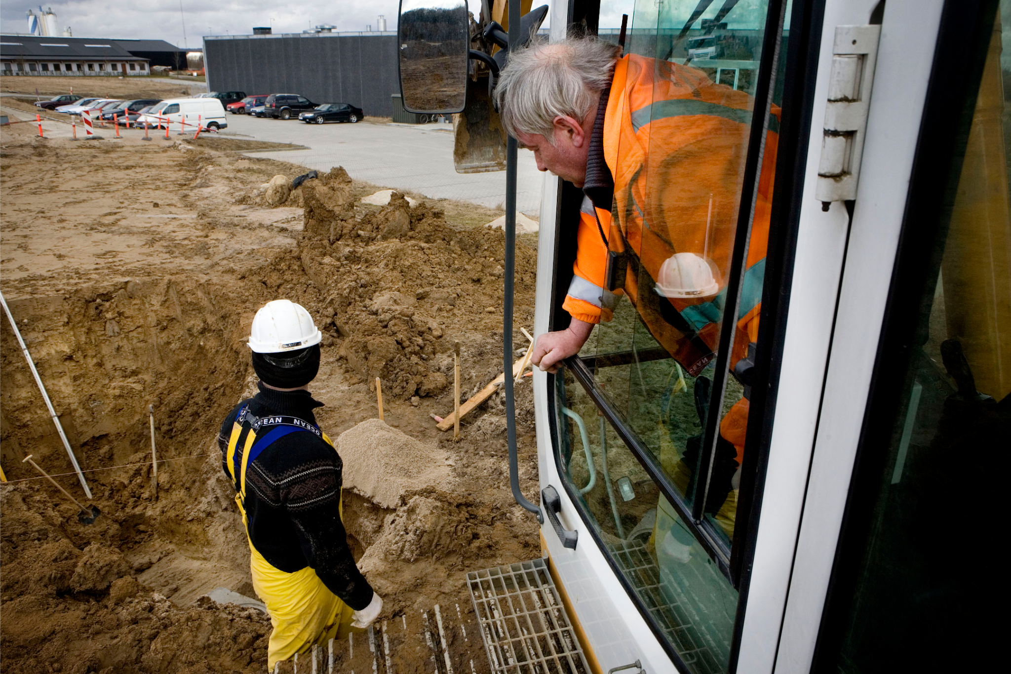 To mænd på en byggeplads
