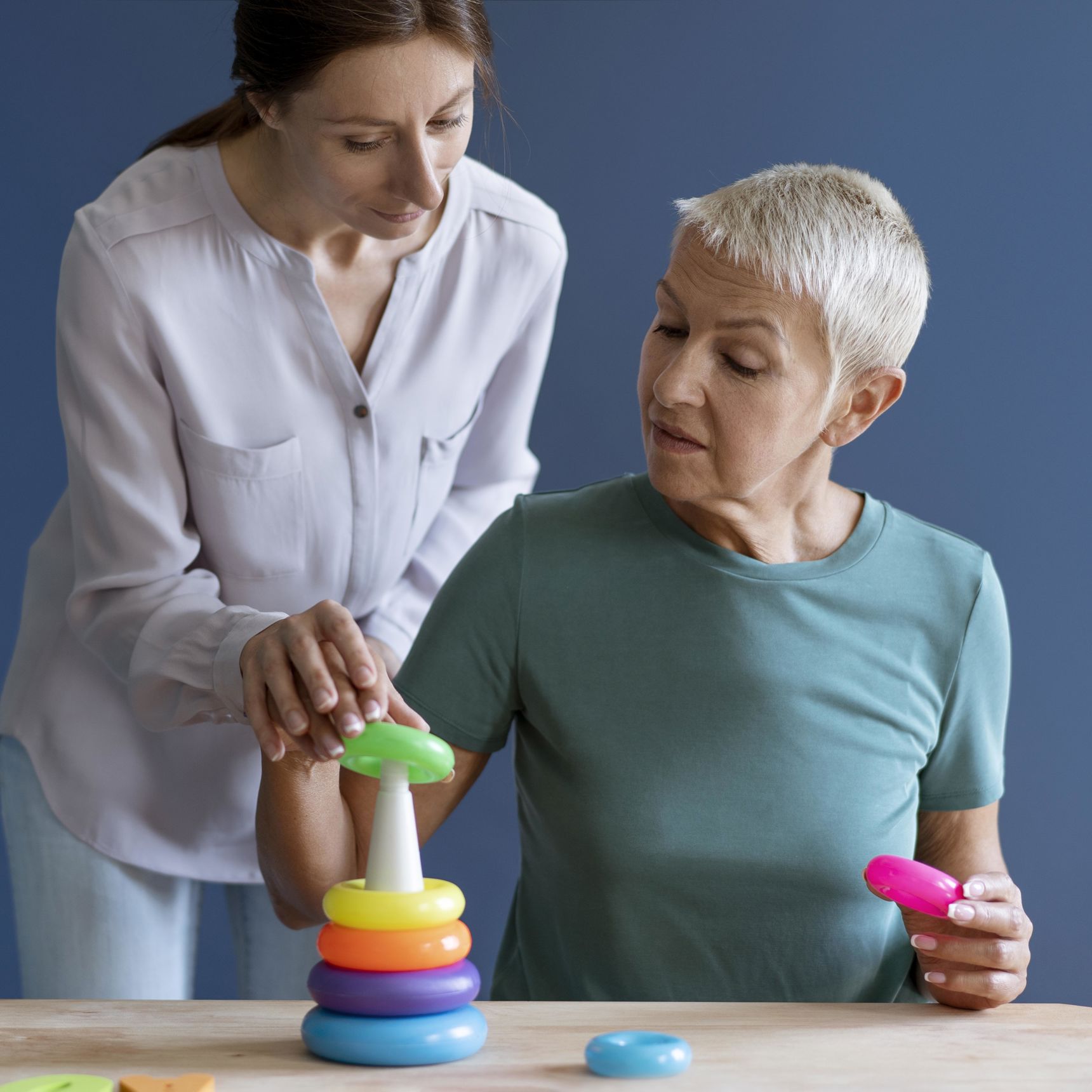 Kvinde i ergoterapeutisk genoptræning