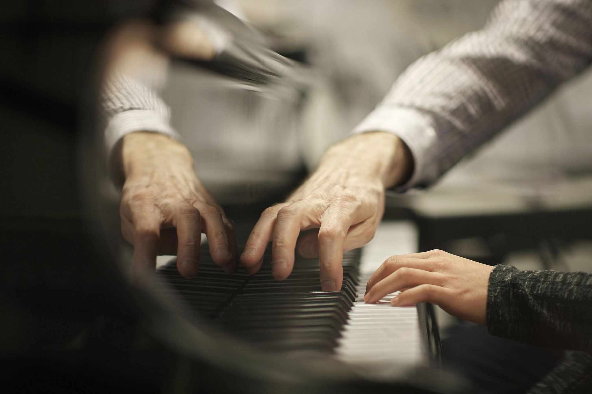 Underviser spiller klaver sammen med elev