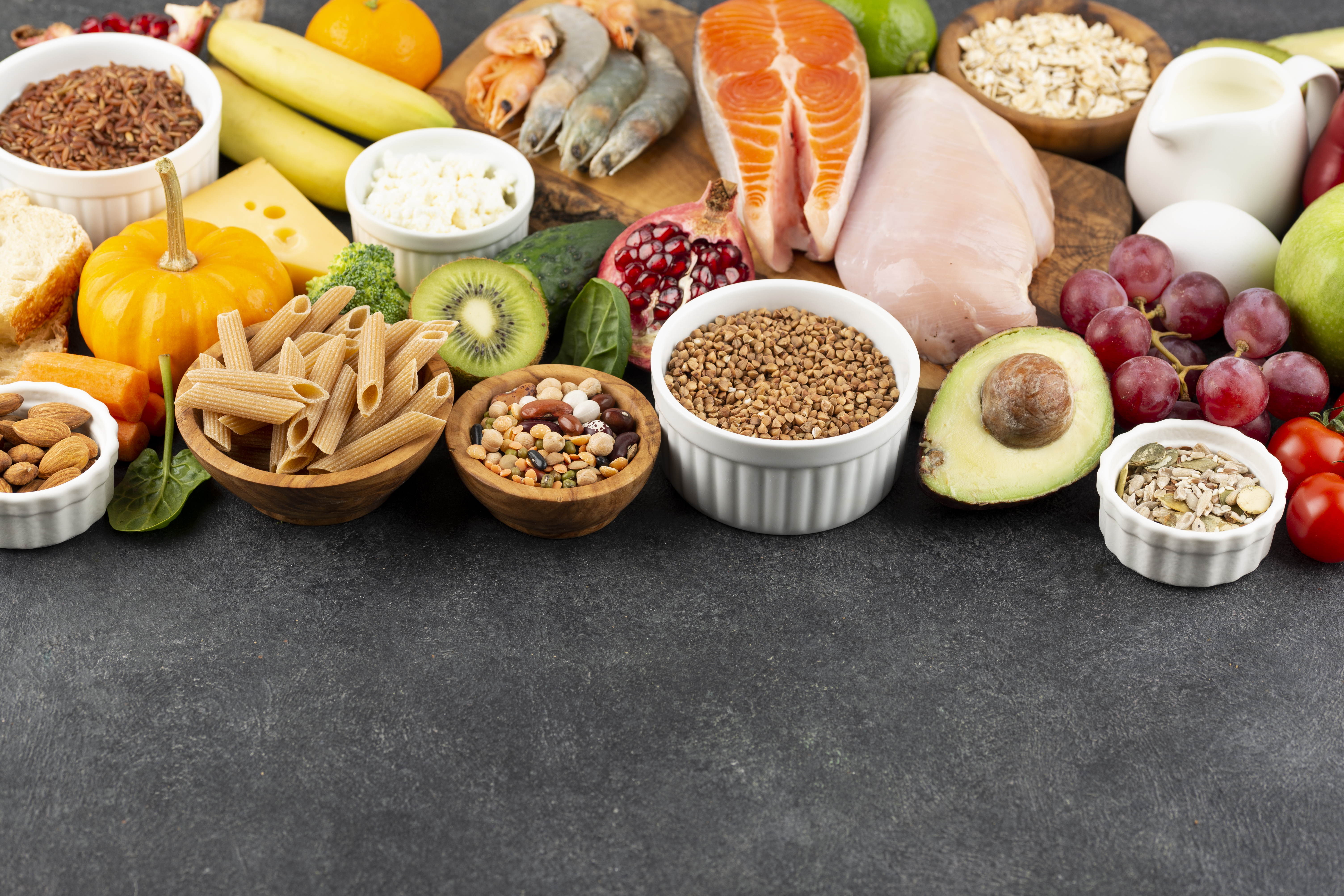 Diverse fødevarer opsat ved siden af hinanden