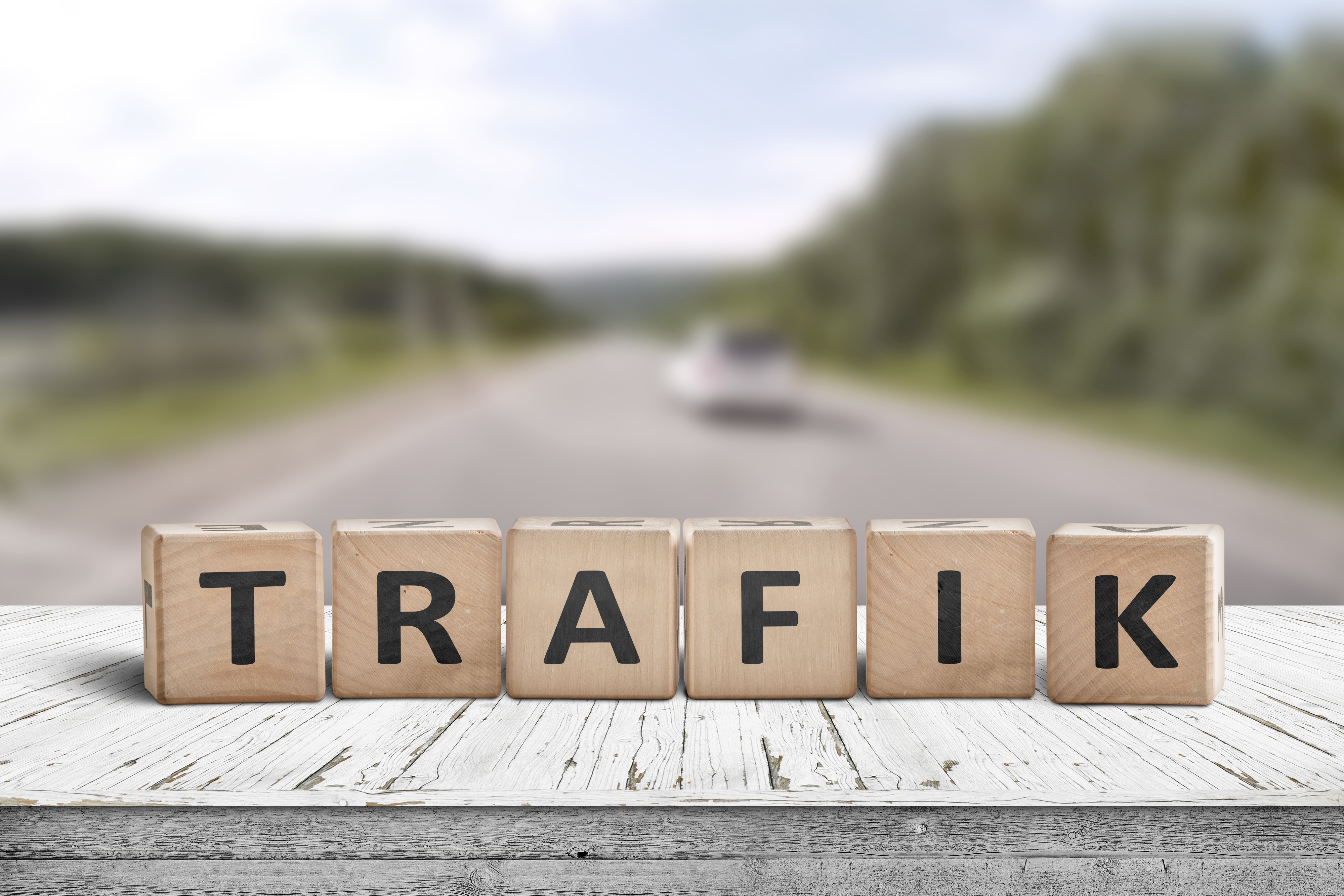 Trafik skrevet på træklodser