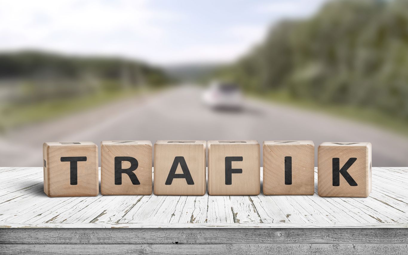 Trafik skrevet på træklodser