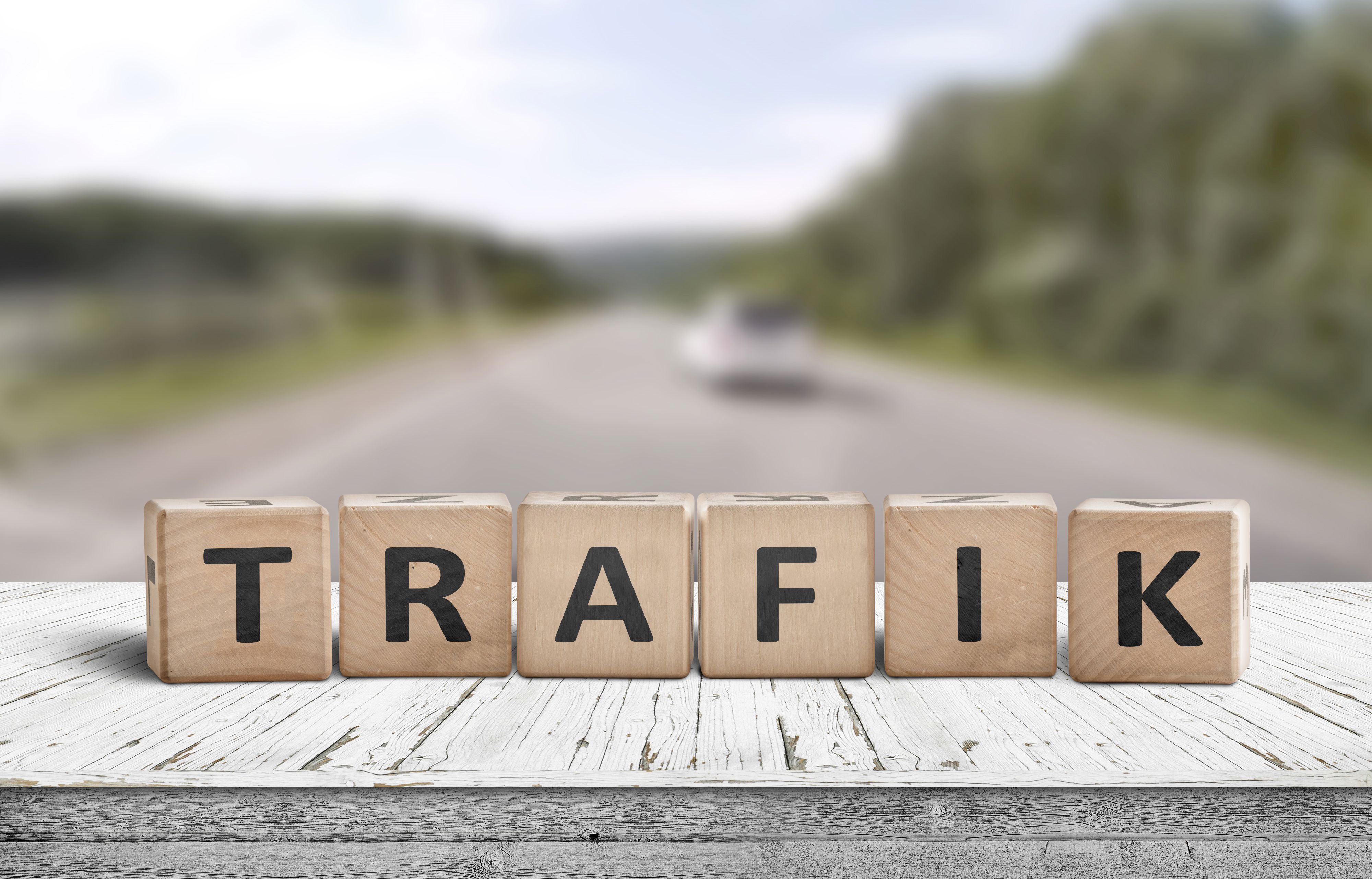 Trafik skrevet på træklodser