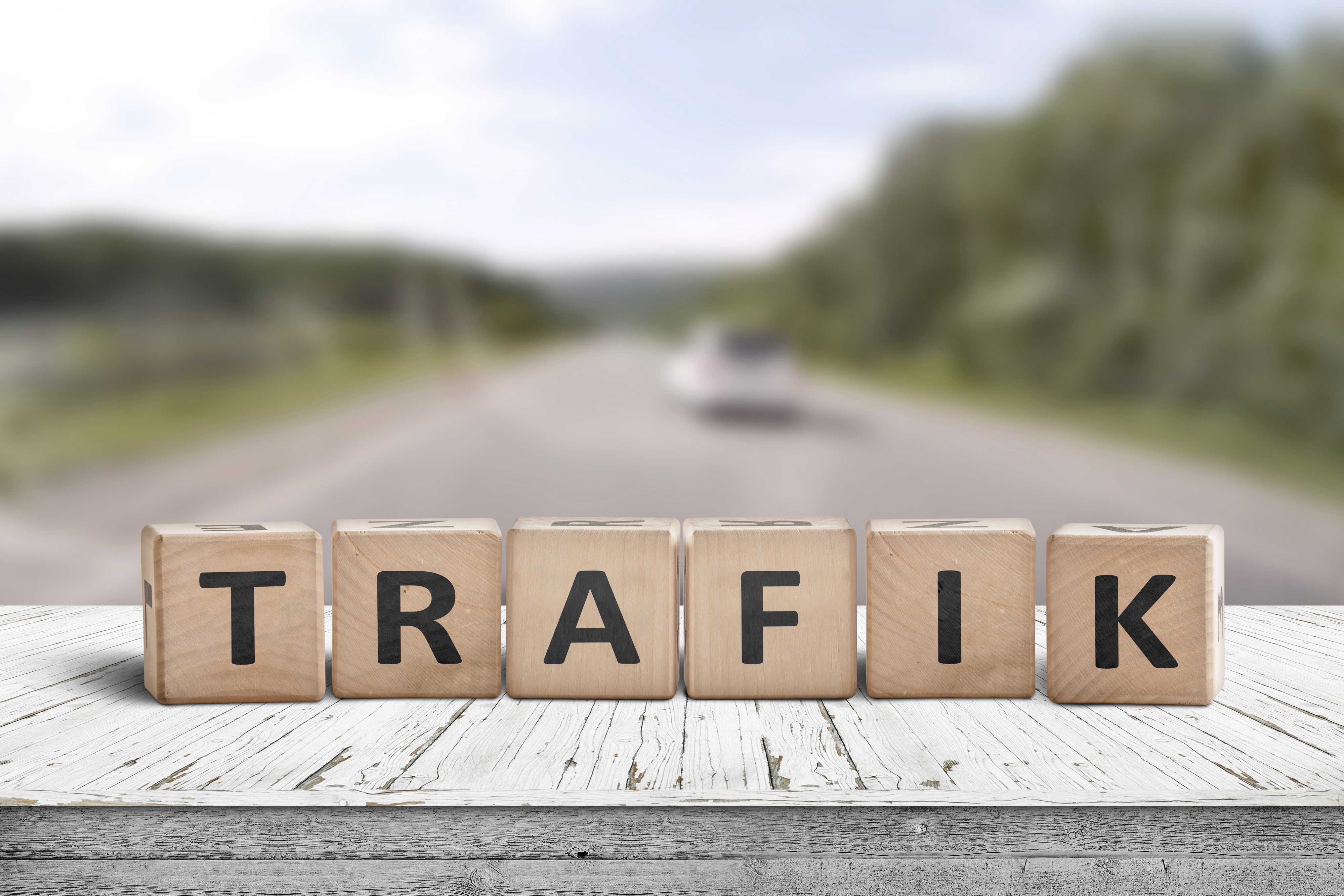 Trafik skrevet på træklodser