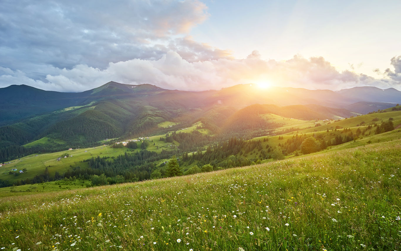 Sommer landskab med udsigt til bjerge og solnedgang