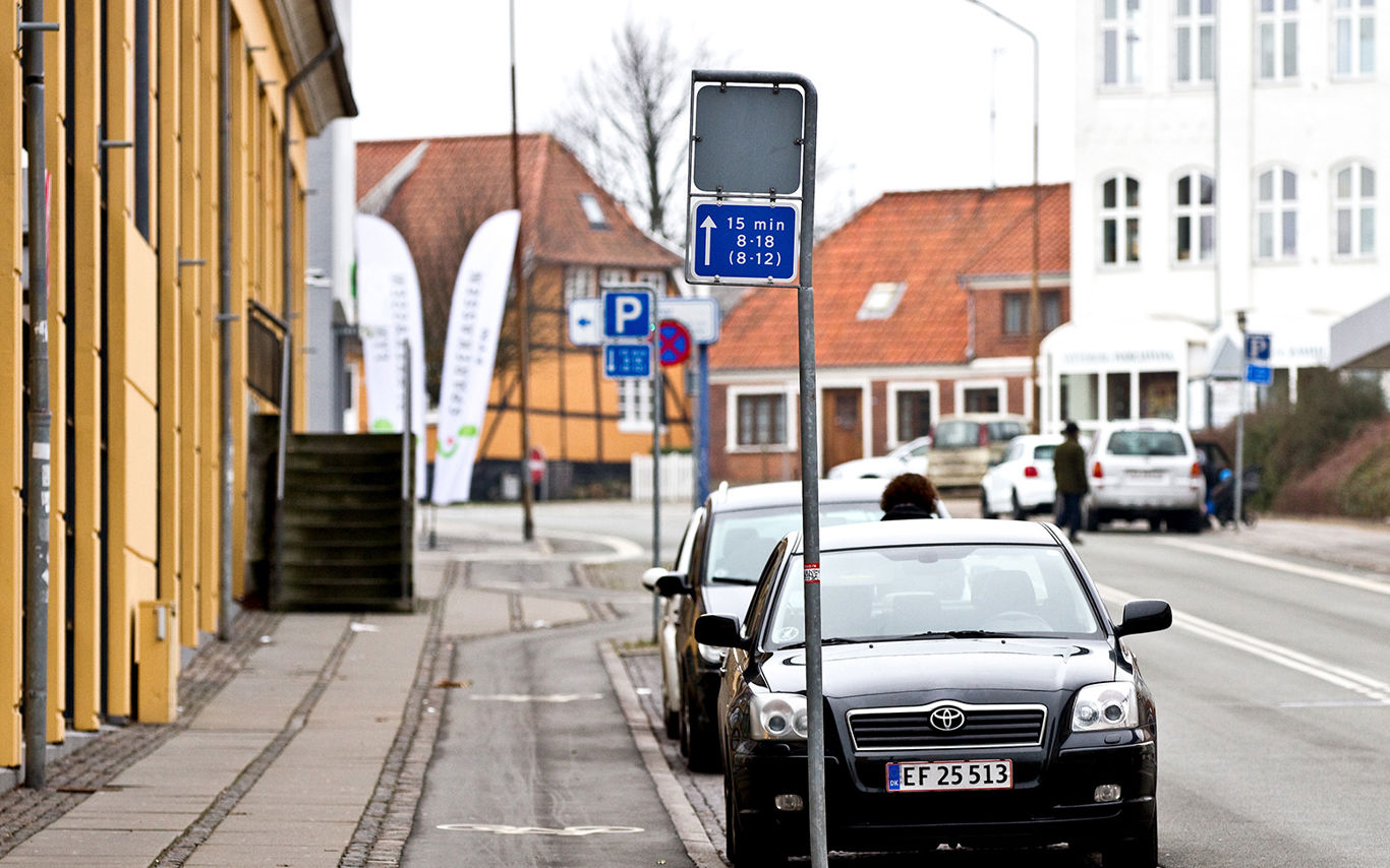 Parkerede biler på vejen i bymidten