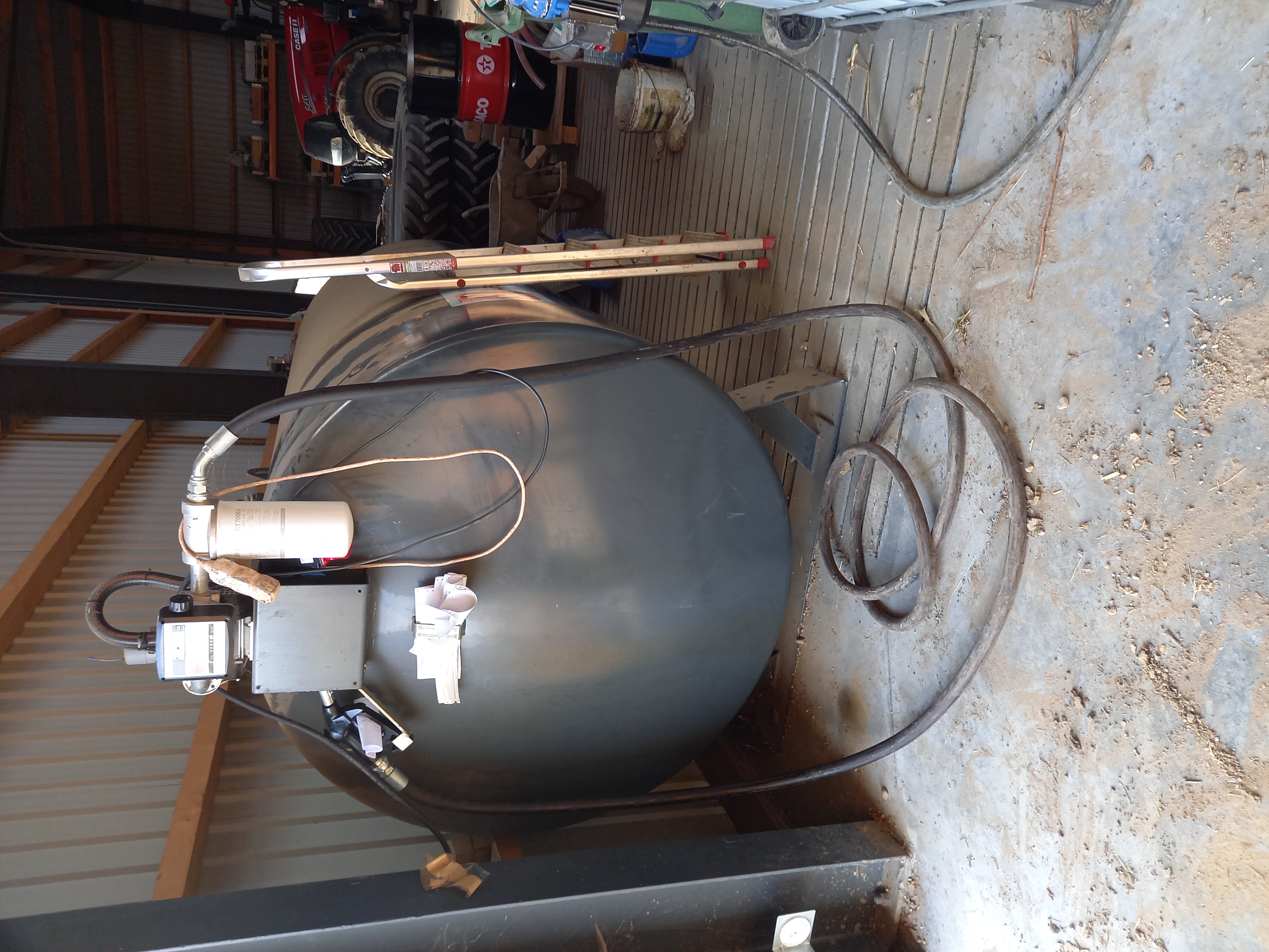 Olietank placeret i en maskinhal. Gulvet under har åbninger til et opsamlingskar i tilfælde af spild