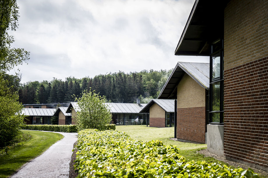 Trollemose Plejecenter set fra stien bag