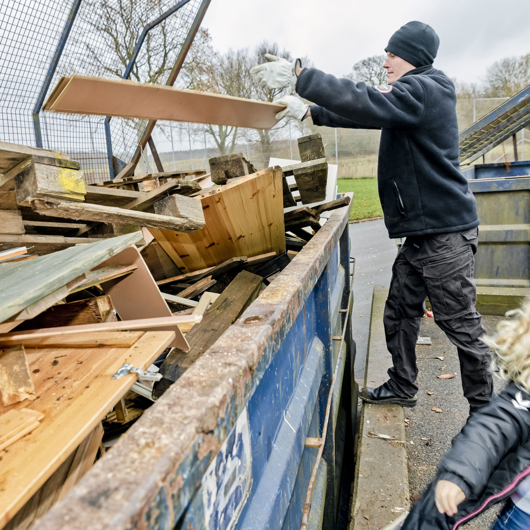 Genbrugsstationen - mand smider træ til genbrug