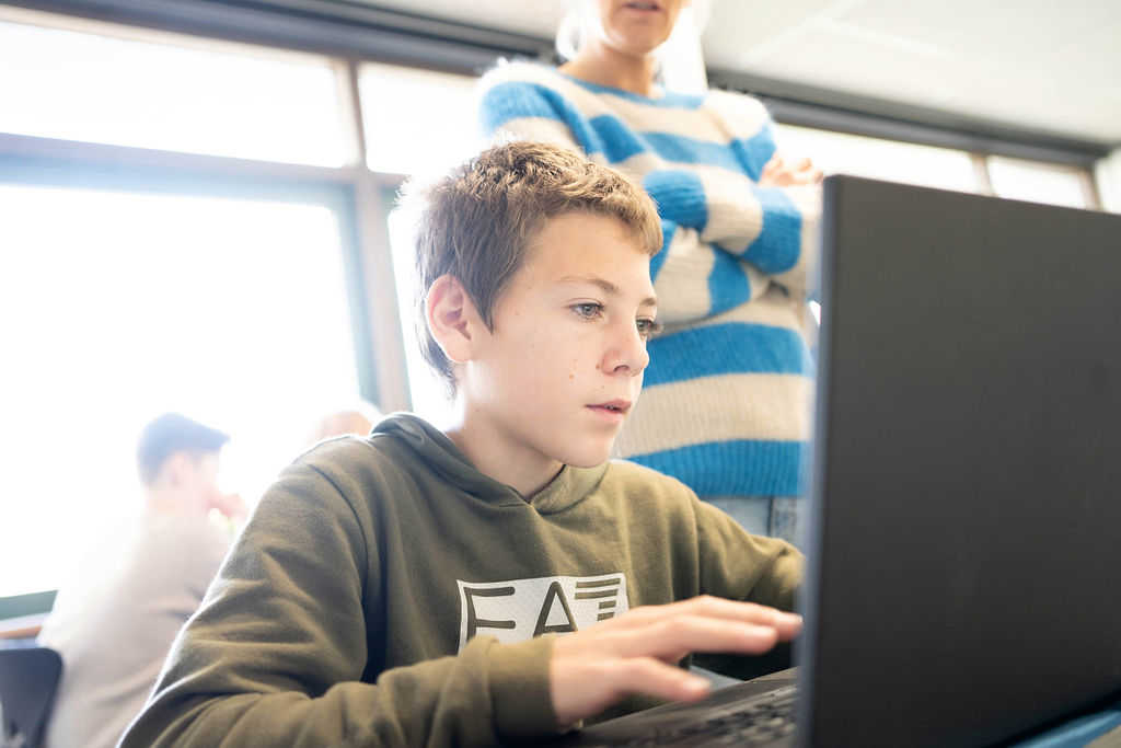 elev, der arbejder ved computer