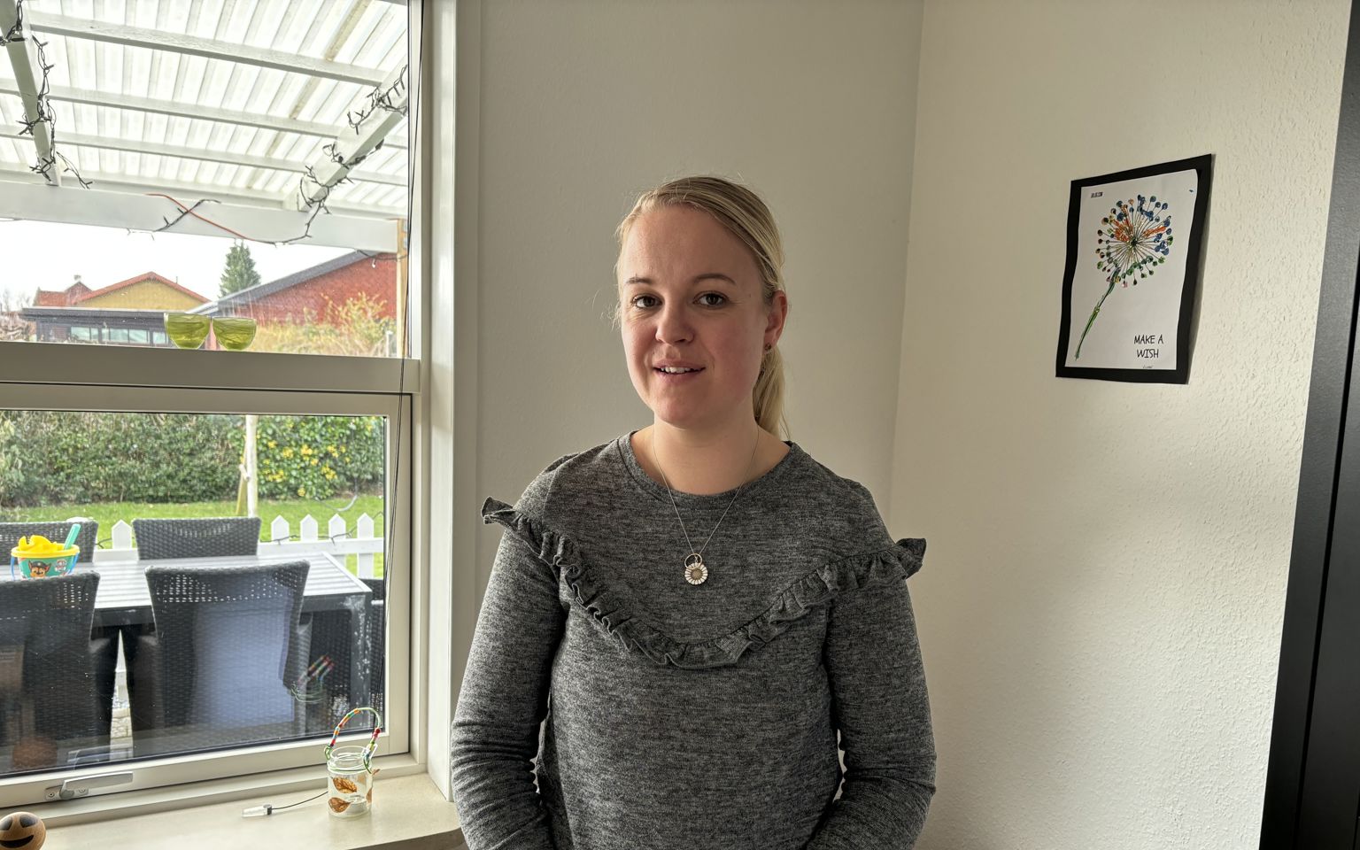 Kvinde står foran vindue