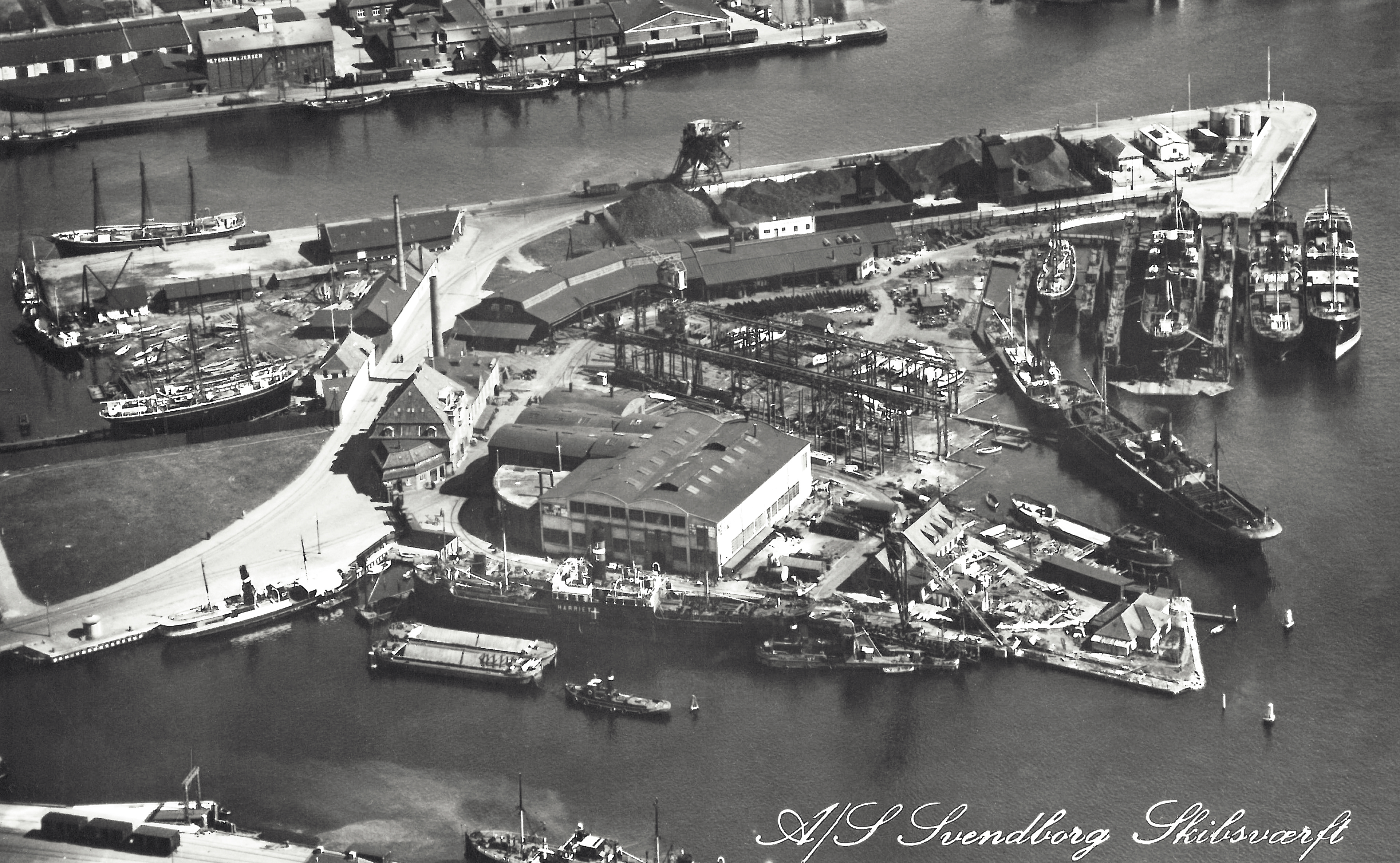 Frederiksø i starten af 1900-tallet. Der er stor aktivitet på havnen.