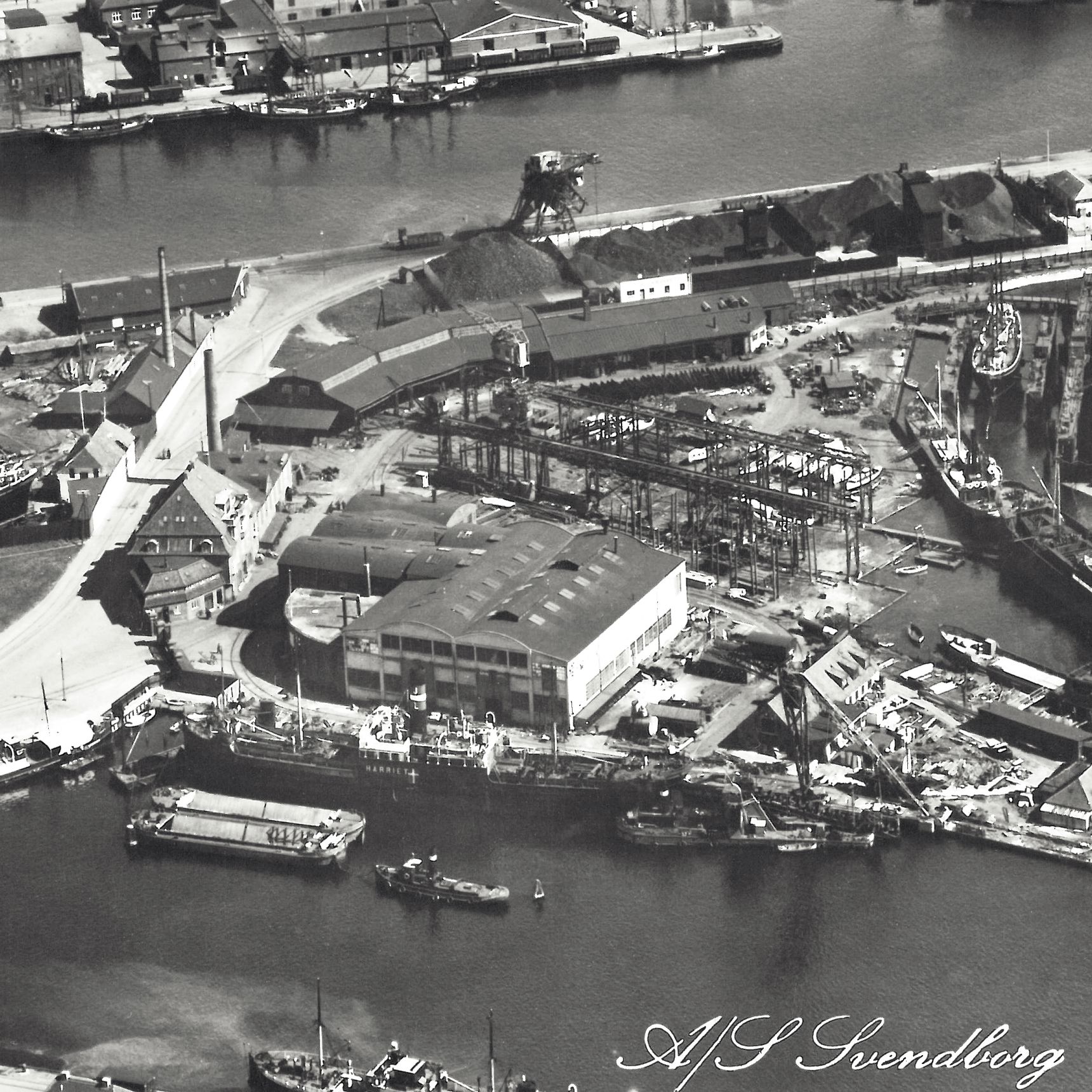 Frederiksø i starten af 1900-tallet. Der er stor aktivitet på havnen.