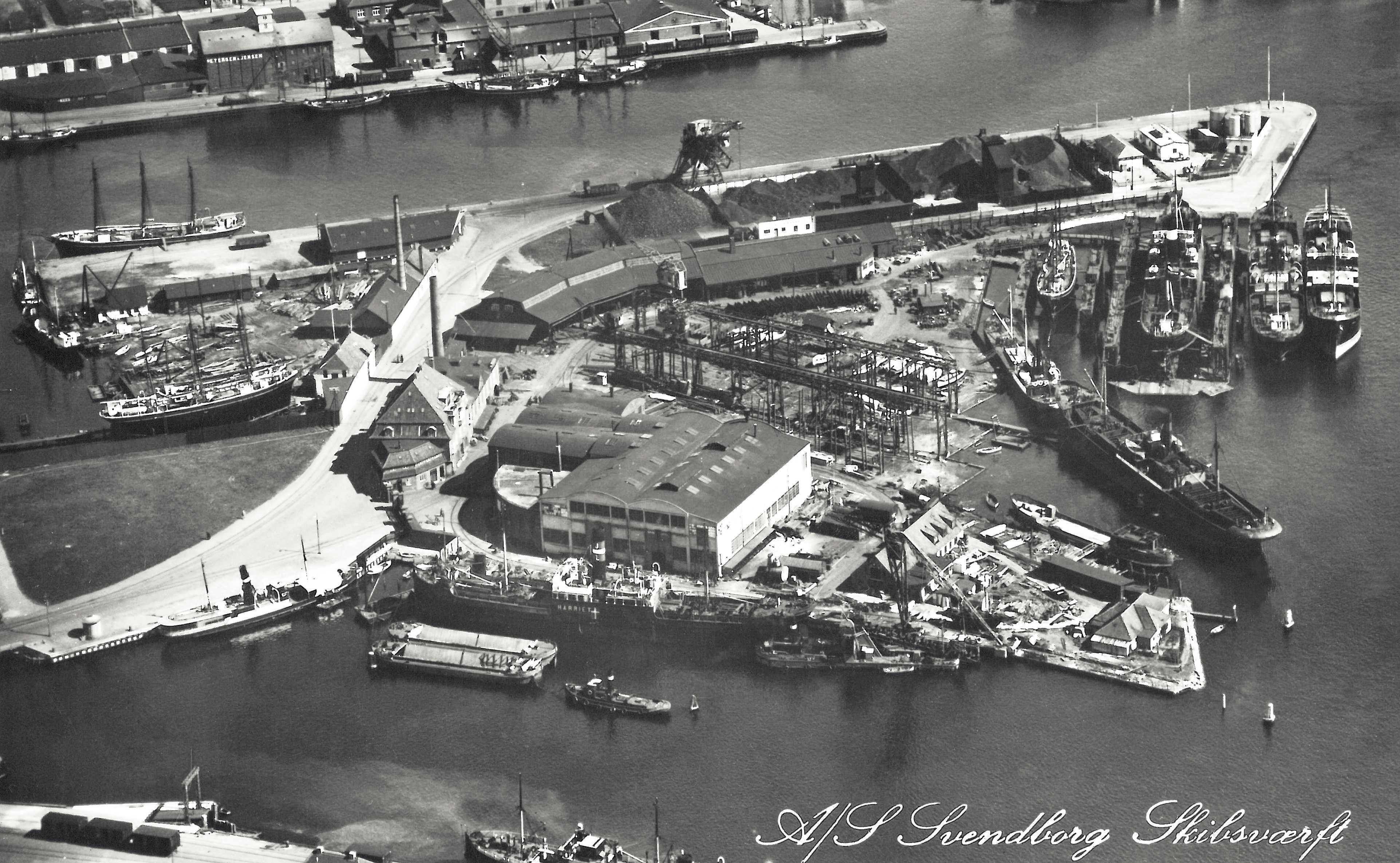 Frederiksø i starten af 1900-tallet. Der er stor aktivitet på havnen.