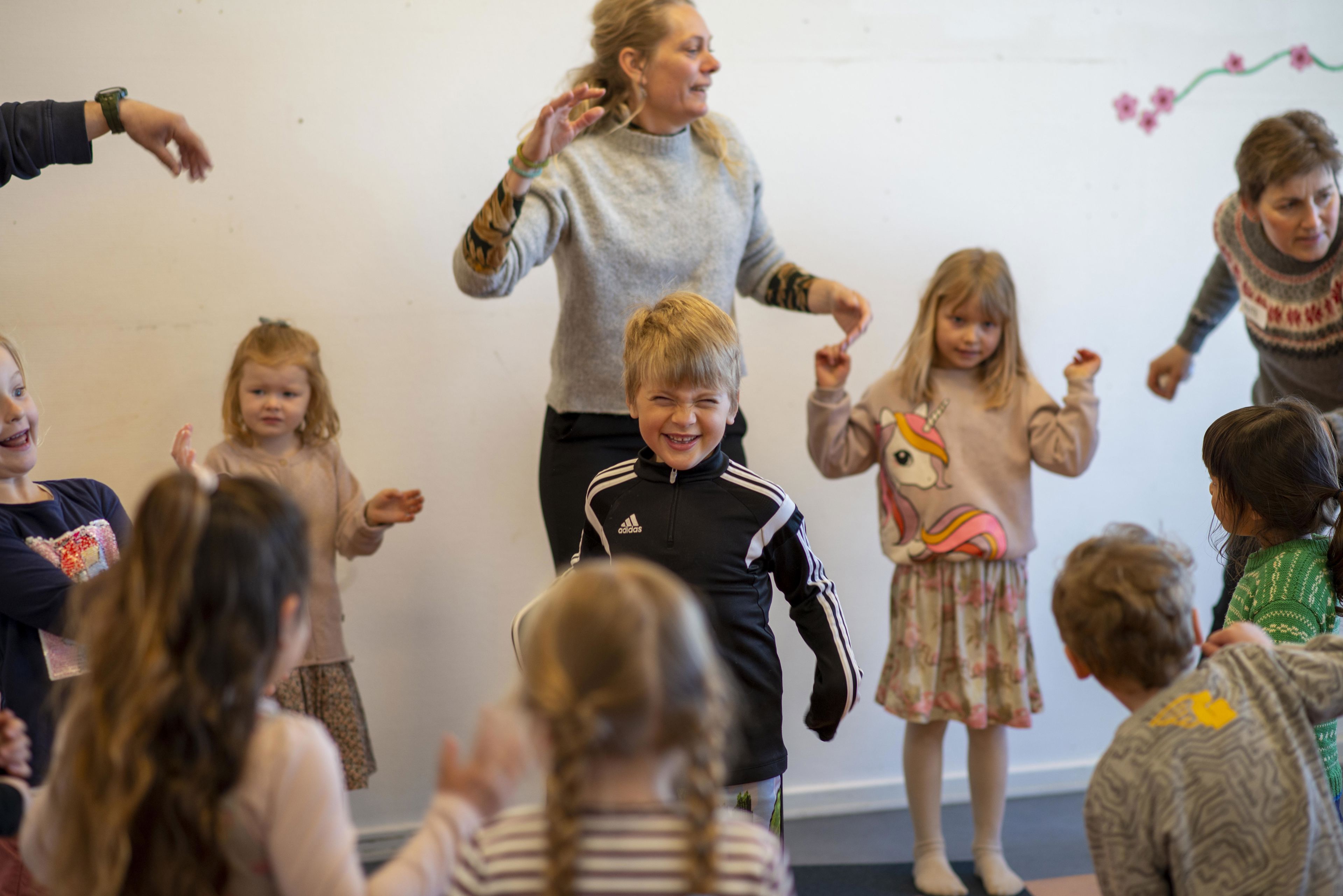 Børn og voksne der danser