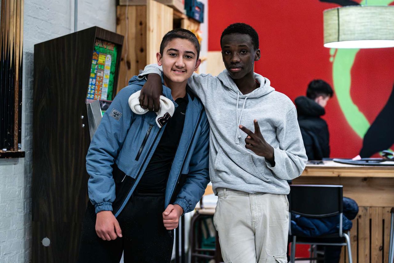 2 drenge i ungdomsskolen er bedste venner og holder hinanden om halsen